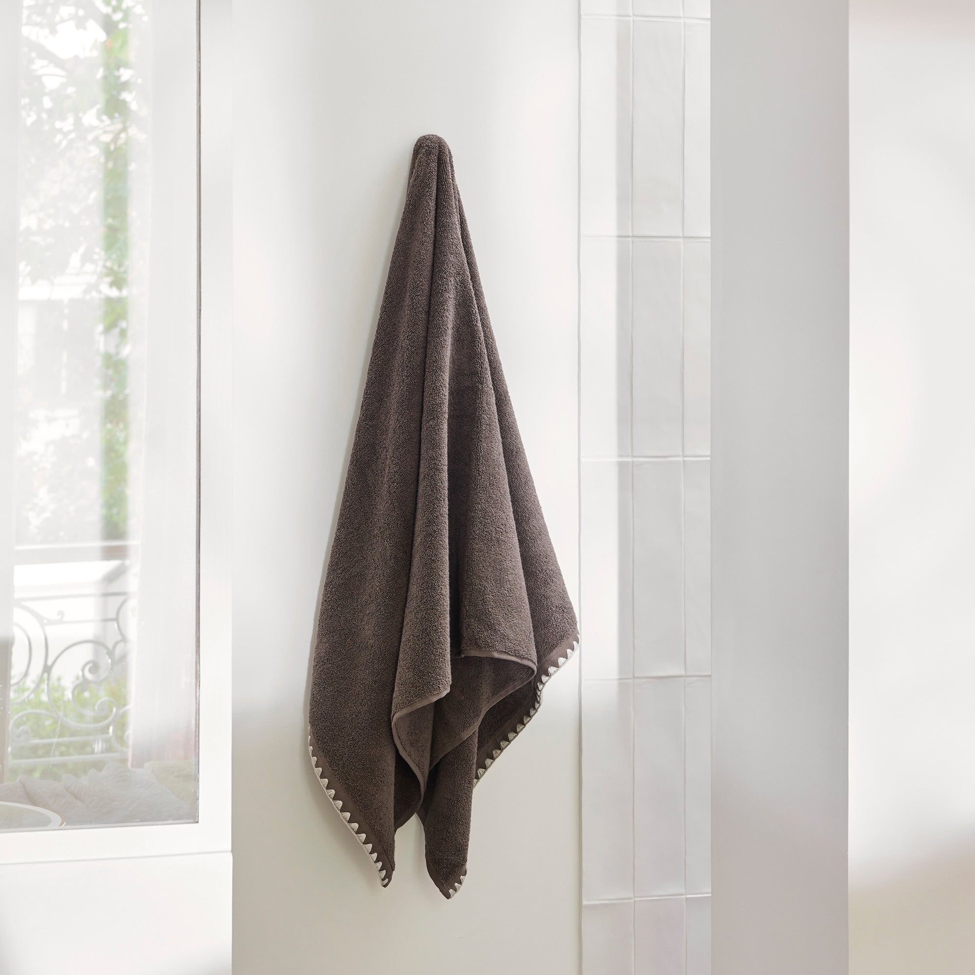 Serviette de toilette NERYDA brun cendré et beige