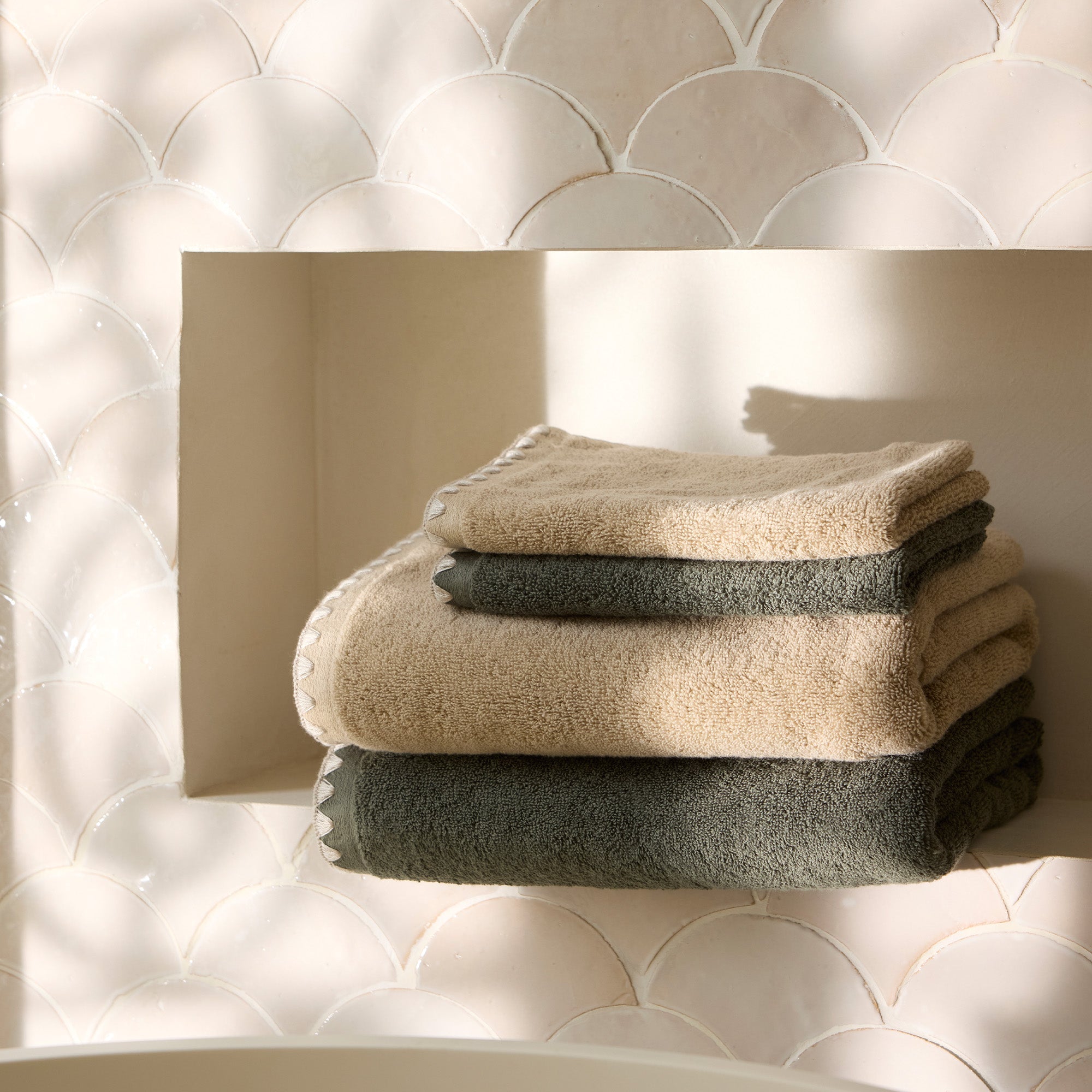 Serviette de toilette NERYDA vert sequoia et beige