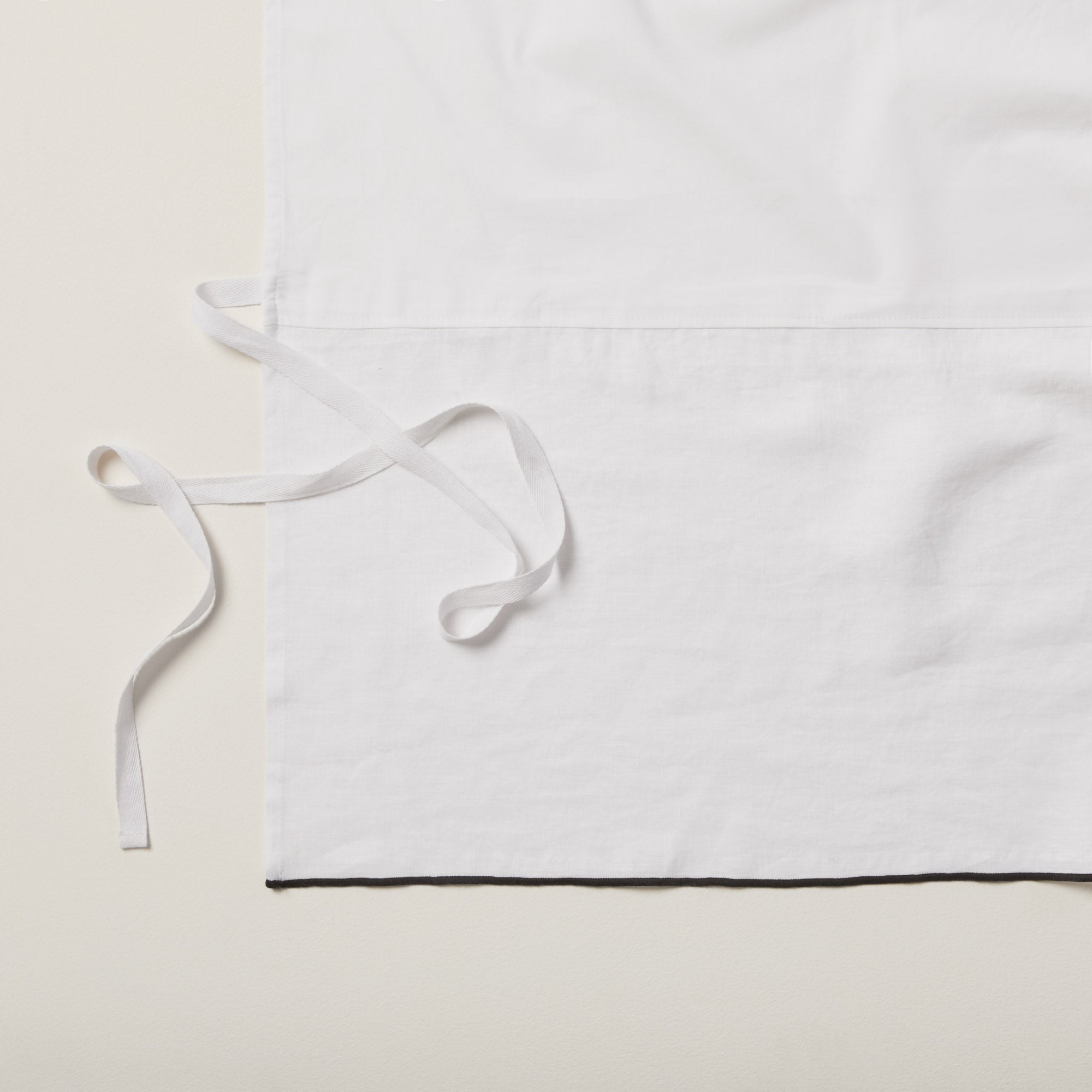 Cache sommier CARLINA blanc pur et bourdon noir