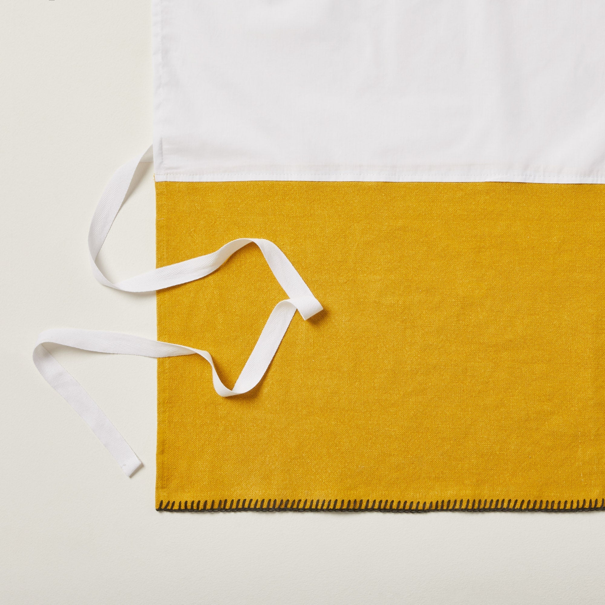 Cache sommier NINO ocre et feston noir