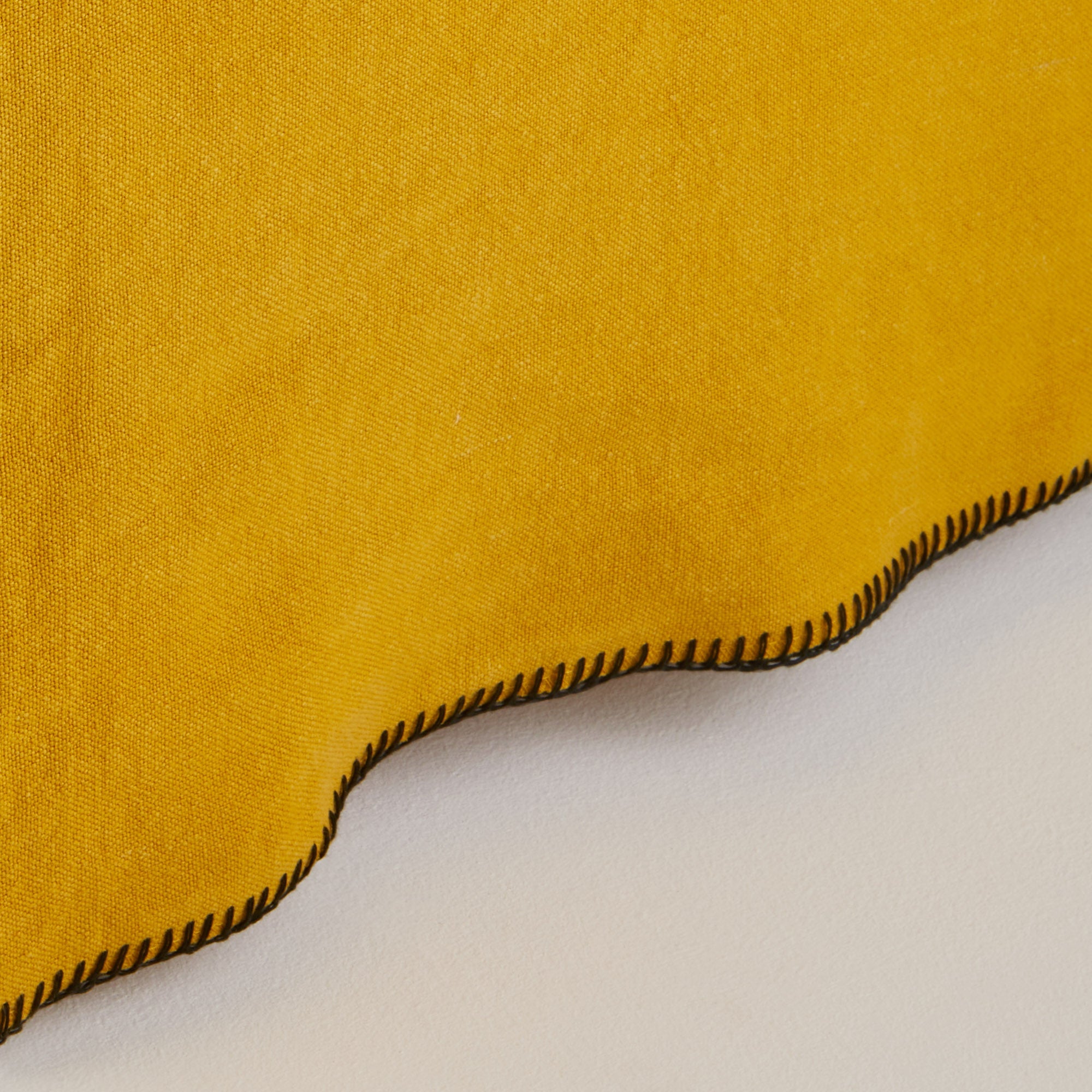 Cache sommier NINO ocre et feston noir