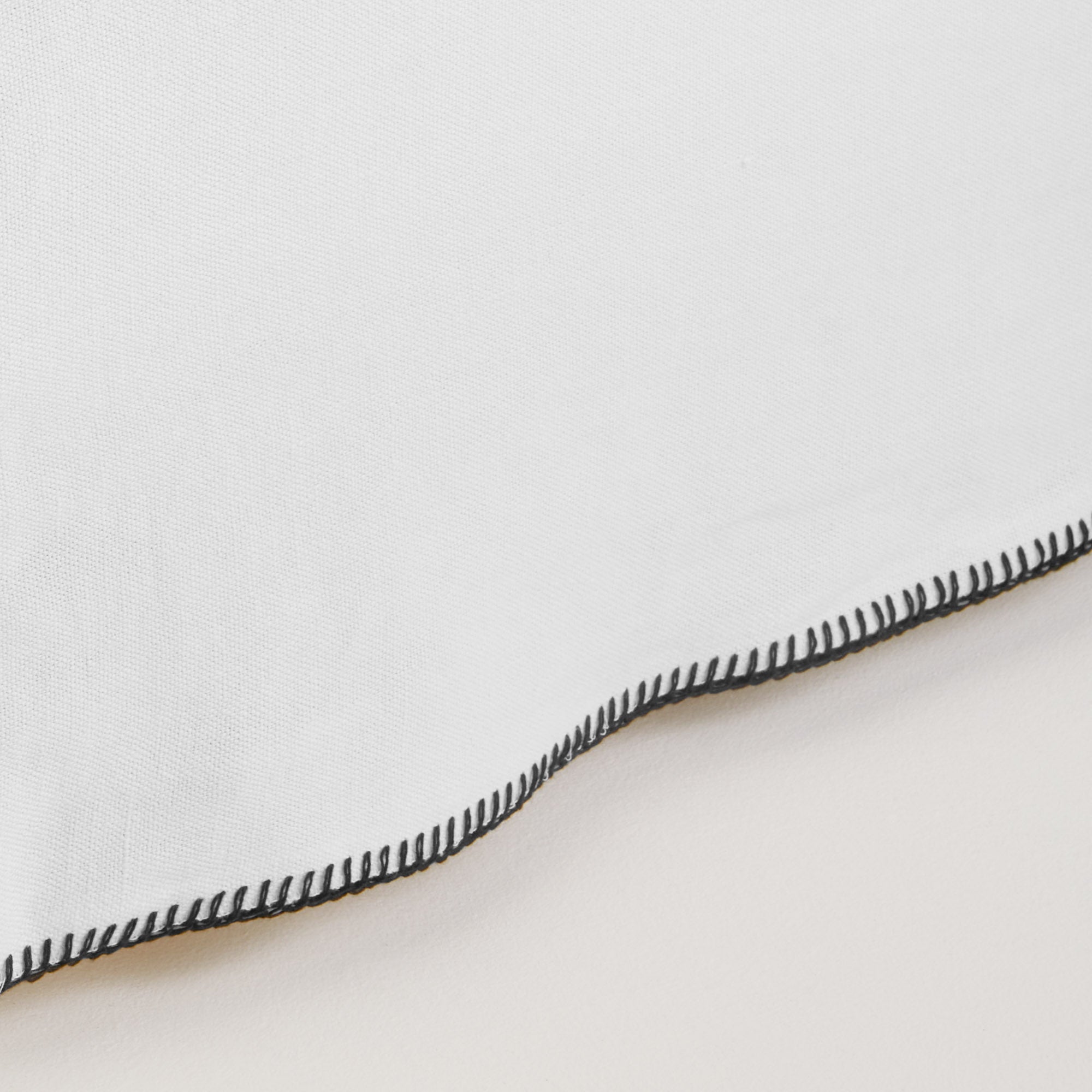 Cache sommier NINO blanc minéral et feston noir