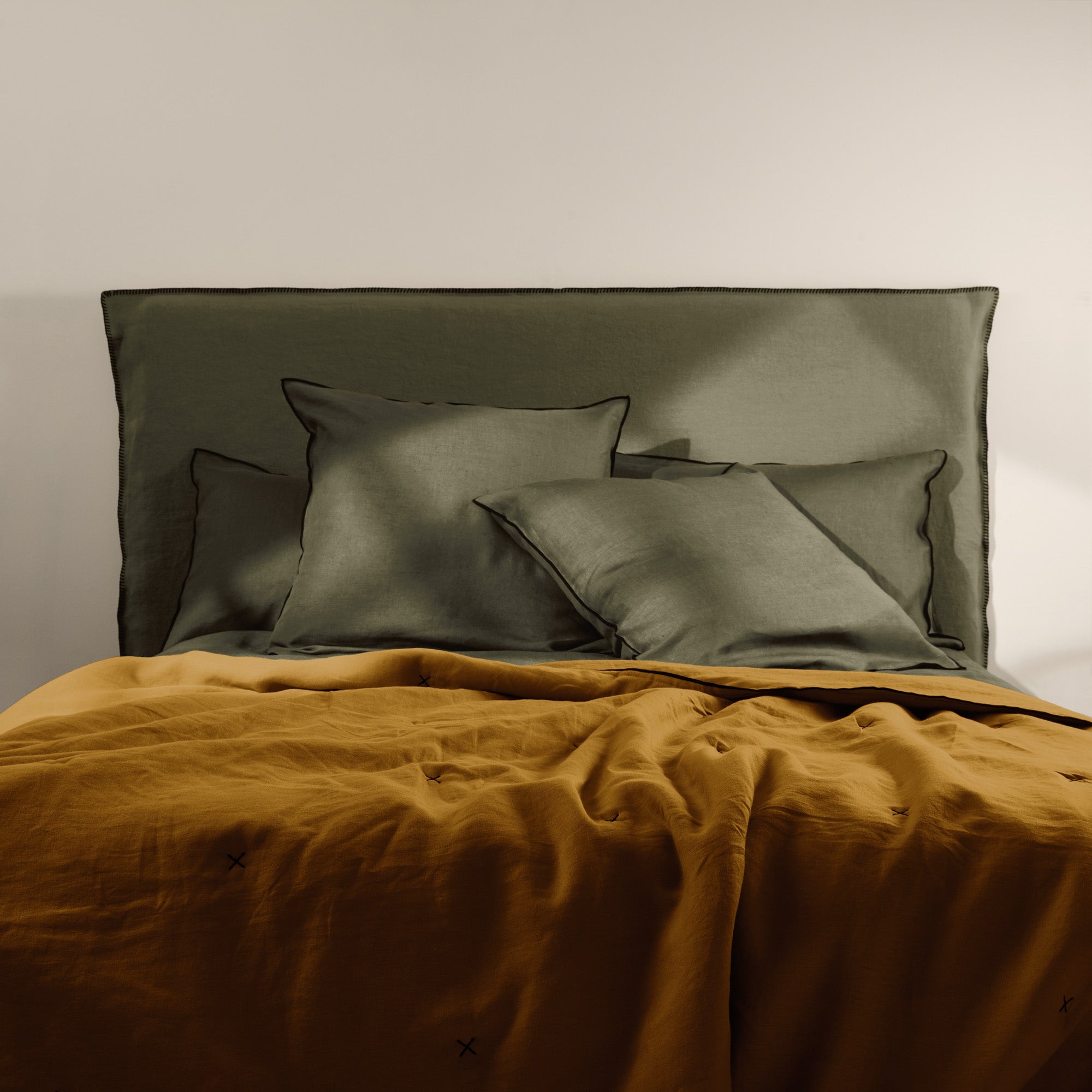 Couvre-lit matelassé CARLINA bronze et bourdon noir