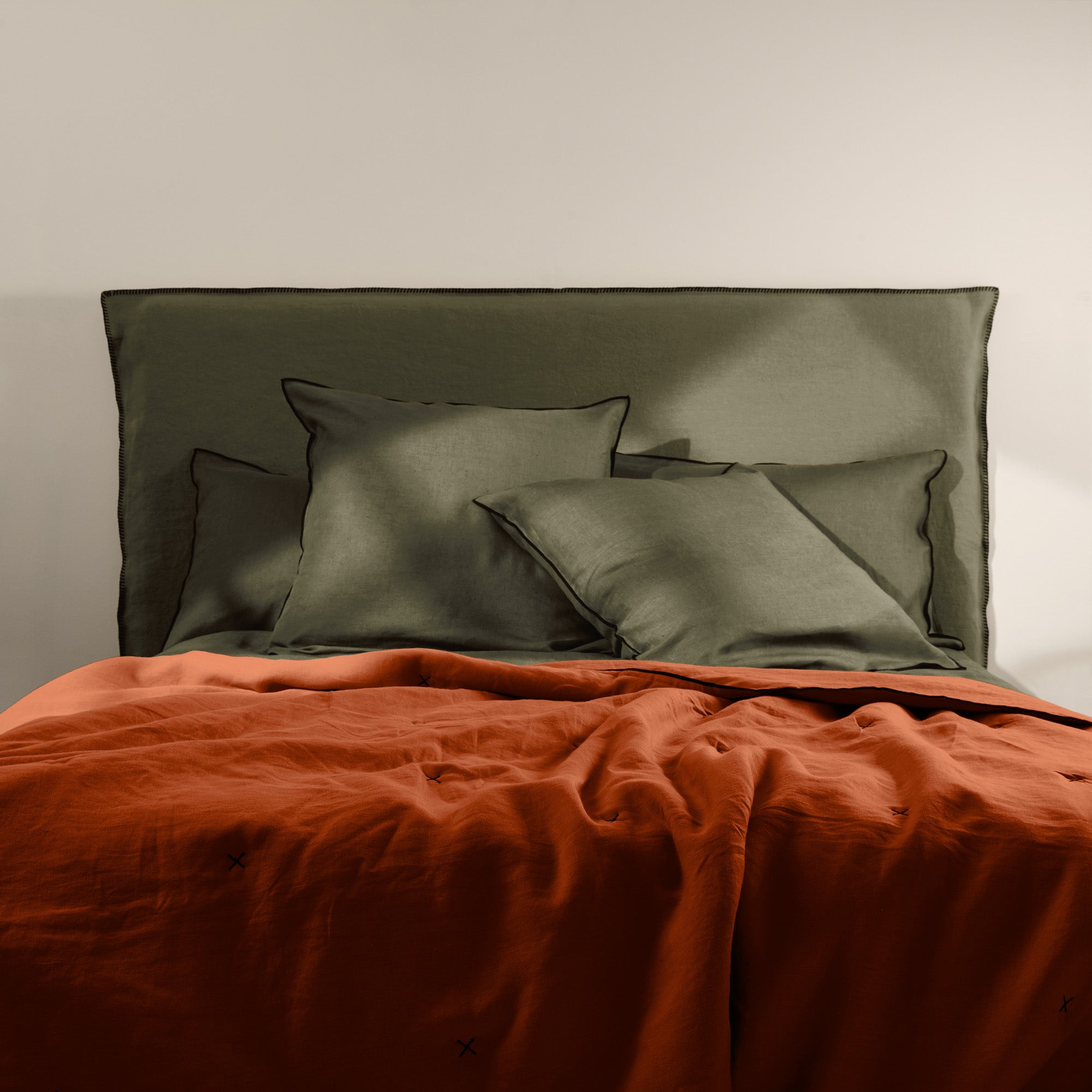 Couvre-lit matelassé CARLINA terracotta et bourdon noir