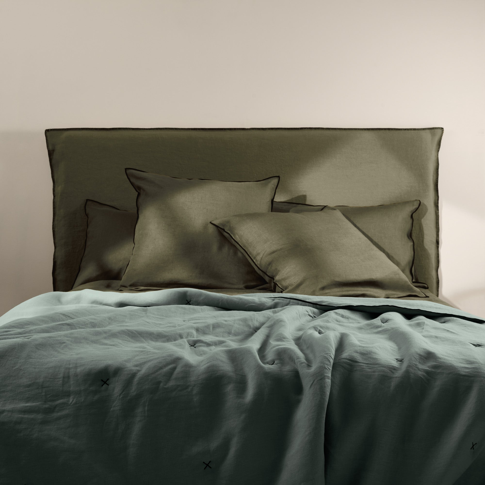 Couvre-lit matelassé CARLINA vert de gris et bourdon noir