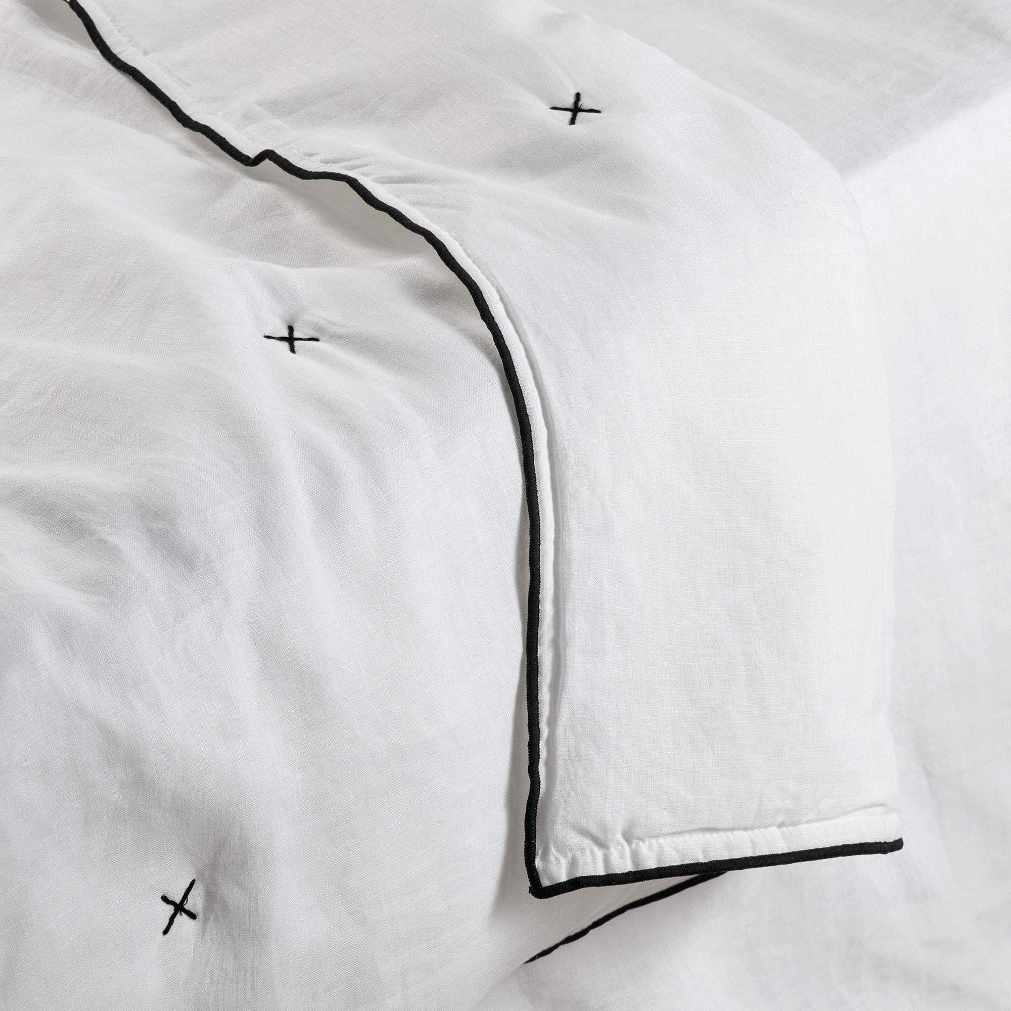Couvre-lit matelassé CARLINA blanc pur et bourdon noir