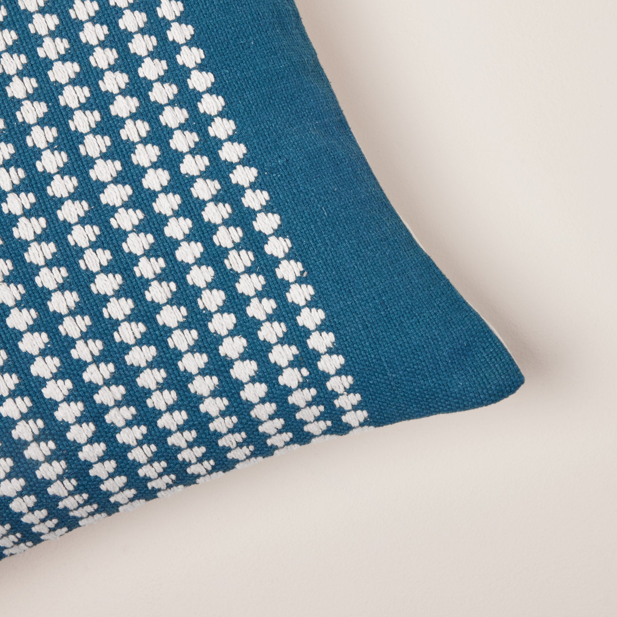 Housse de coussin ADORRA bleu pétrole