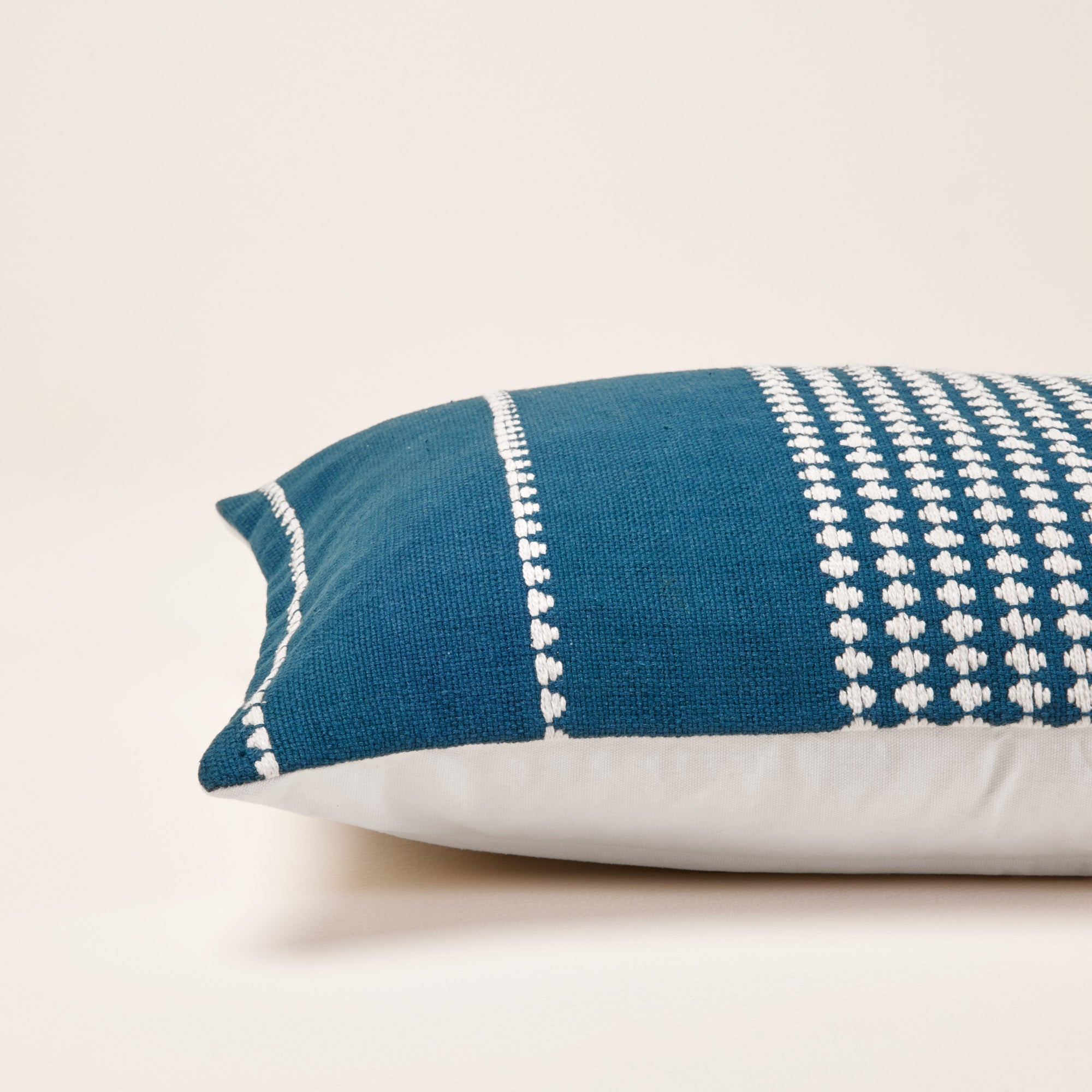 Housse de coussin ADORRA bleu pétrole