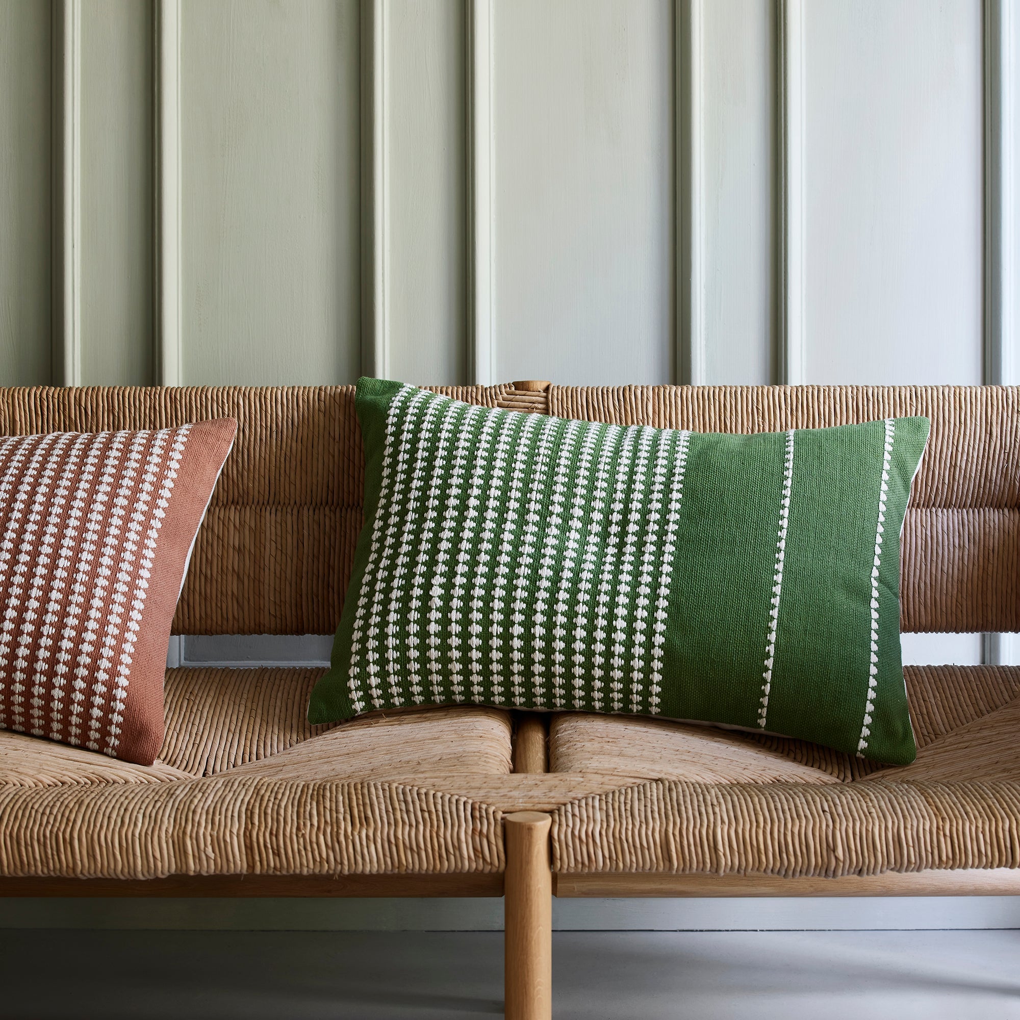 Housse de coussin ADORRA vert mousse
