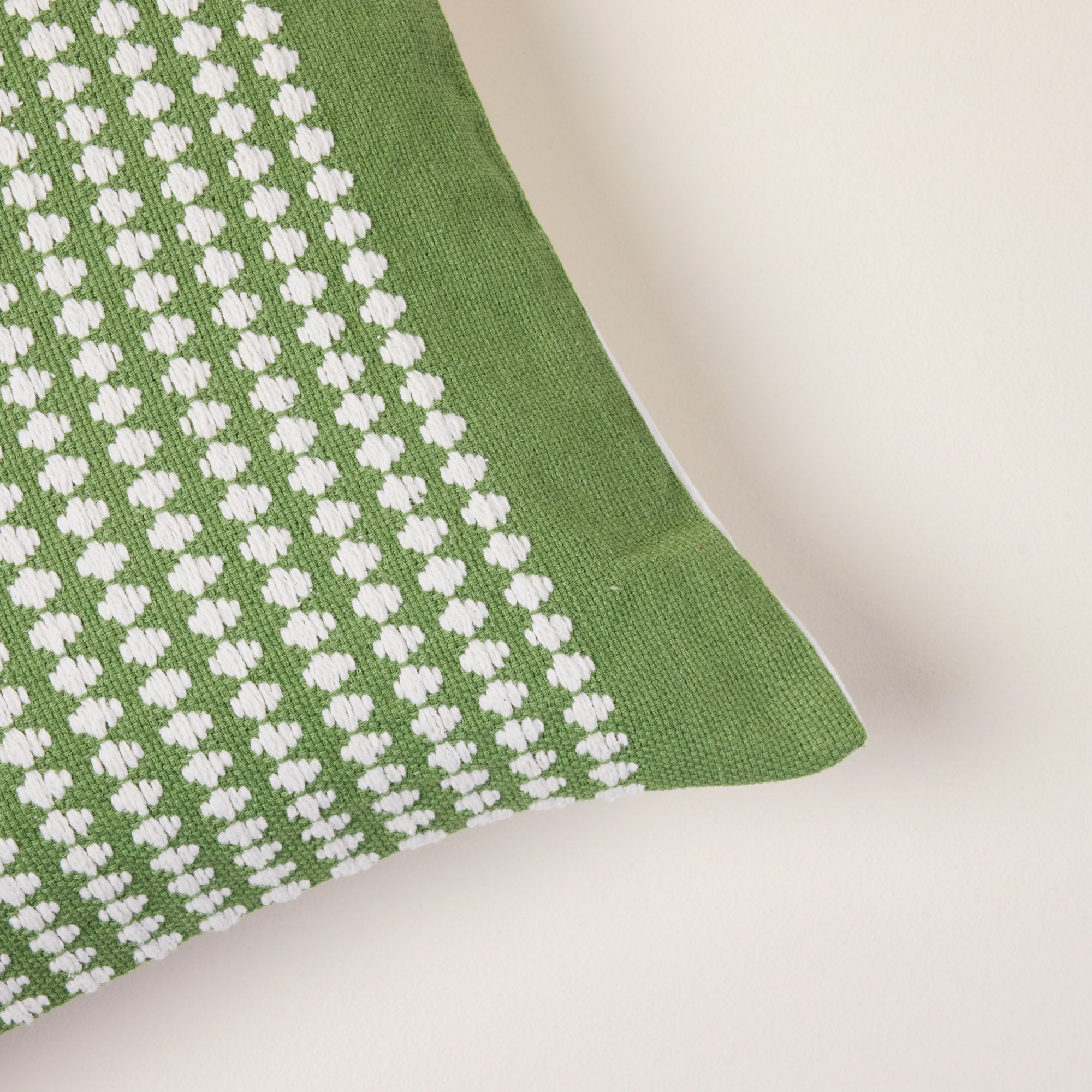 Housse de coussin ADORRA vert mousse