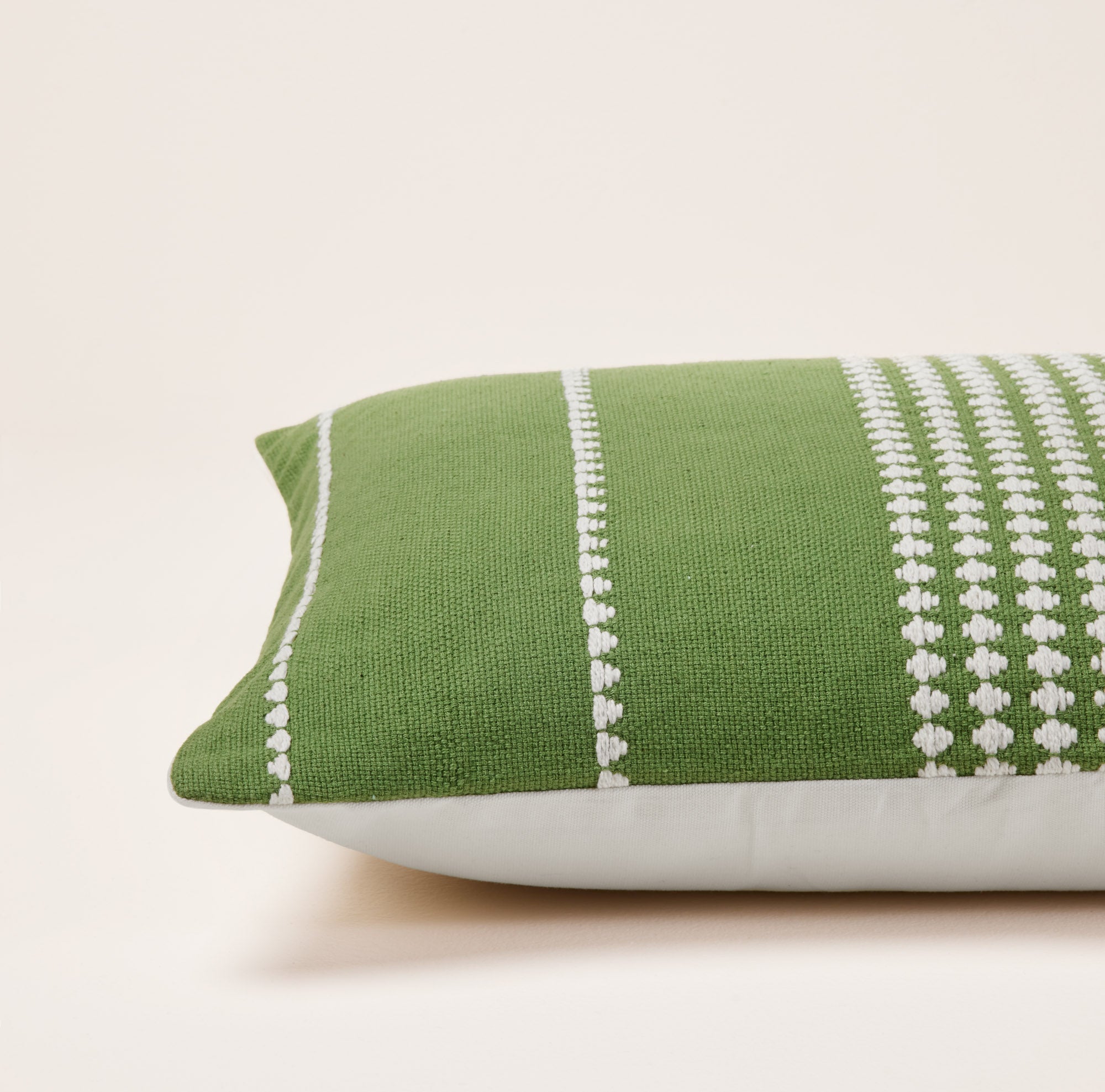Housse de coussin ADORRA vert mousse