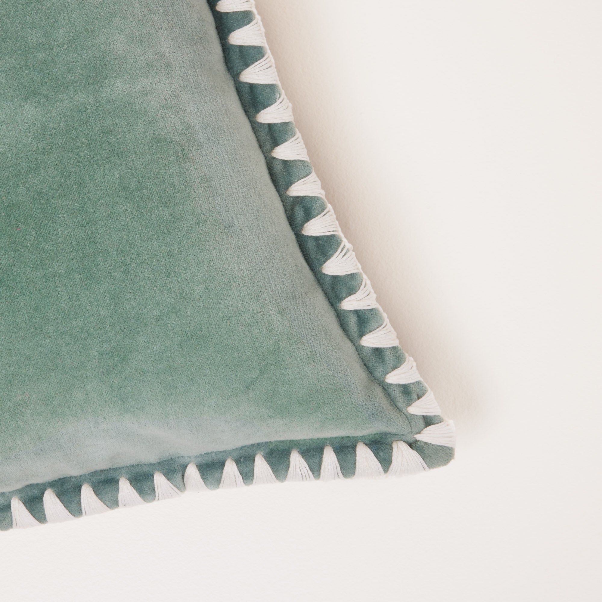 Housse de coussin ANJALI céladon et naturel