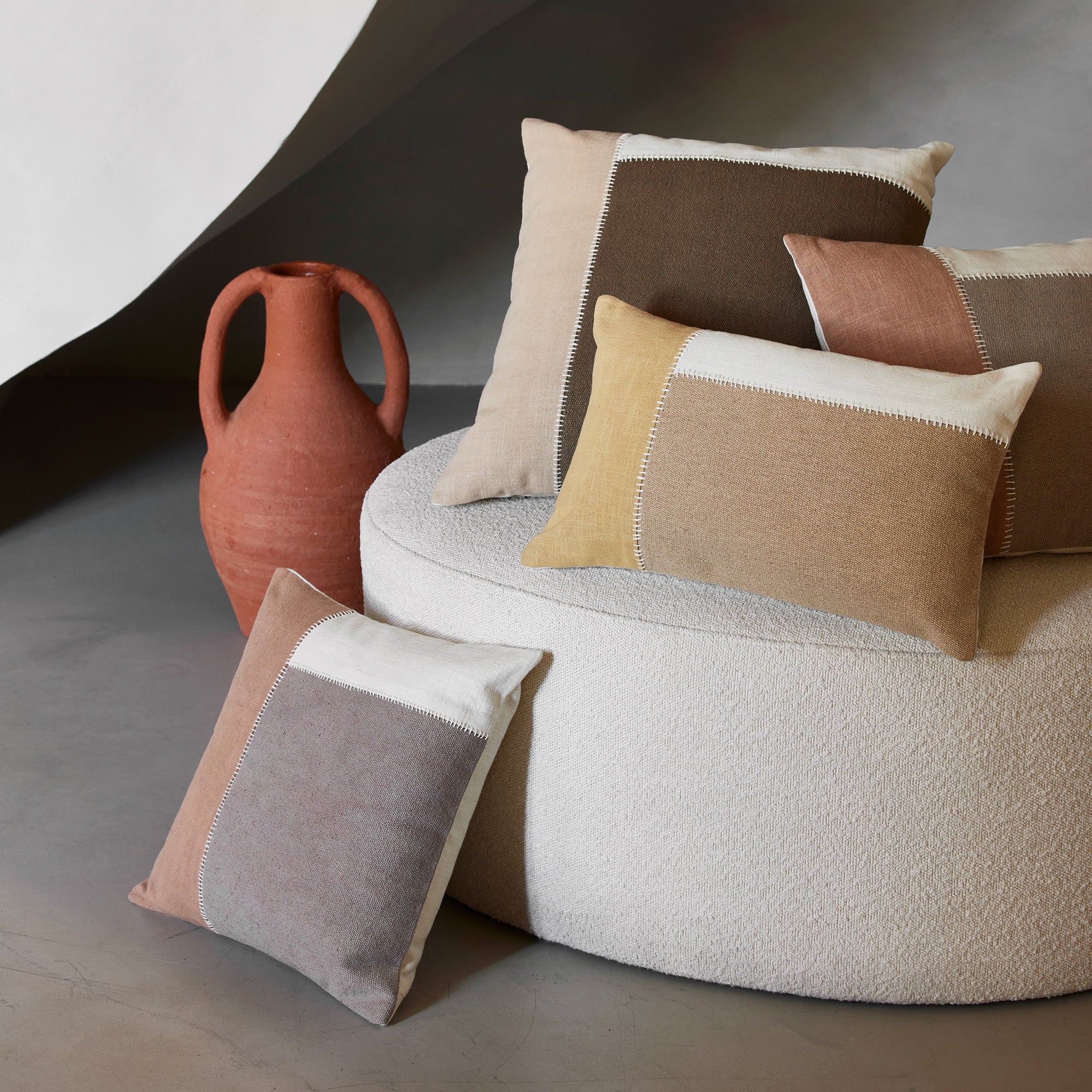 Housse de coussin AREZ sienne et cendré