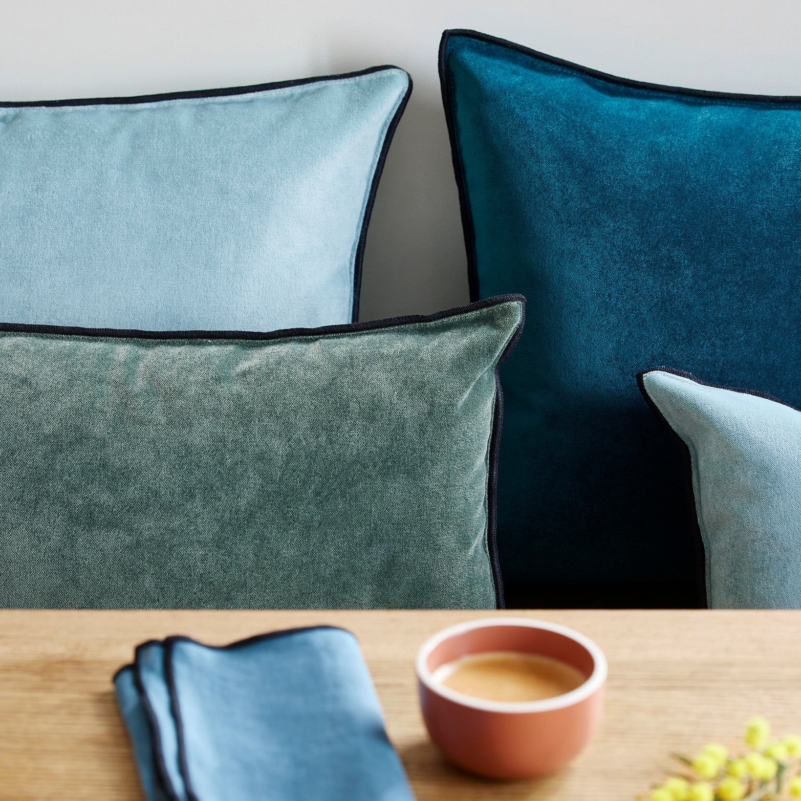 Housse de coussin DARIO bleu canard et bourdon noir