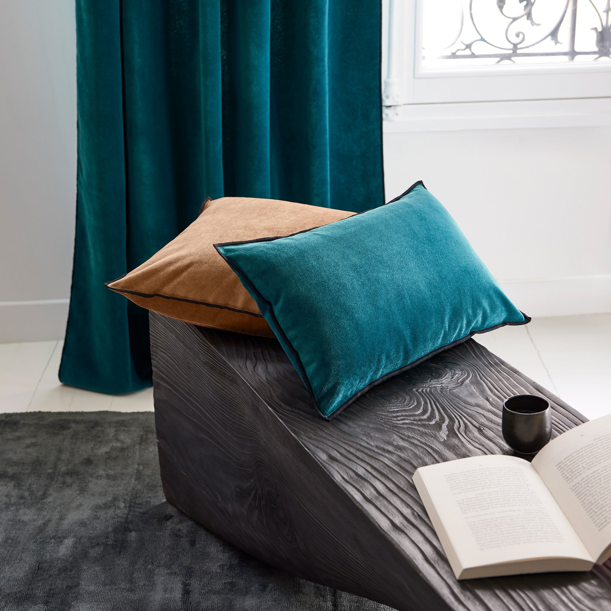 Housse de coussin DARIO bleu canard et bourdon noir