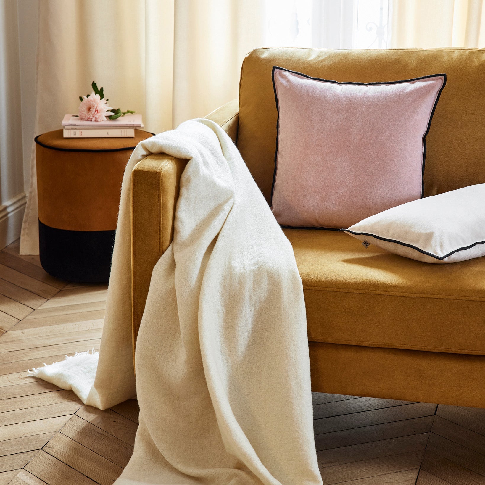 Housse de coussin DARIO eglantine et bourdon noir