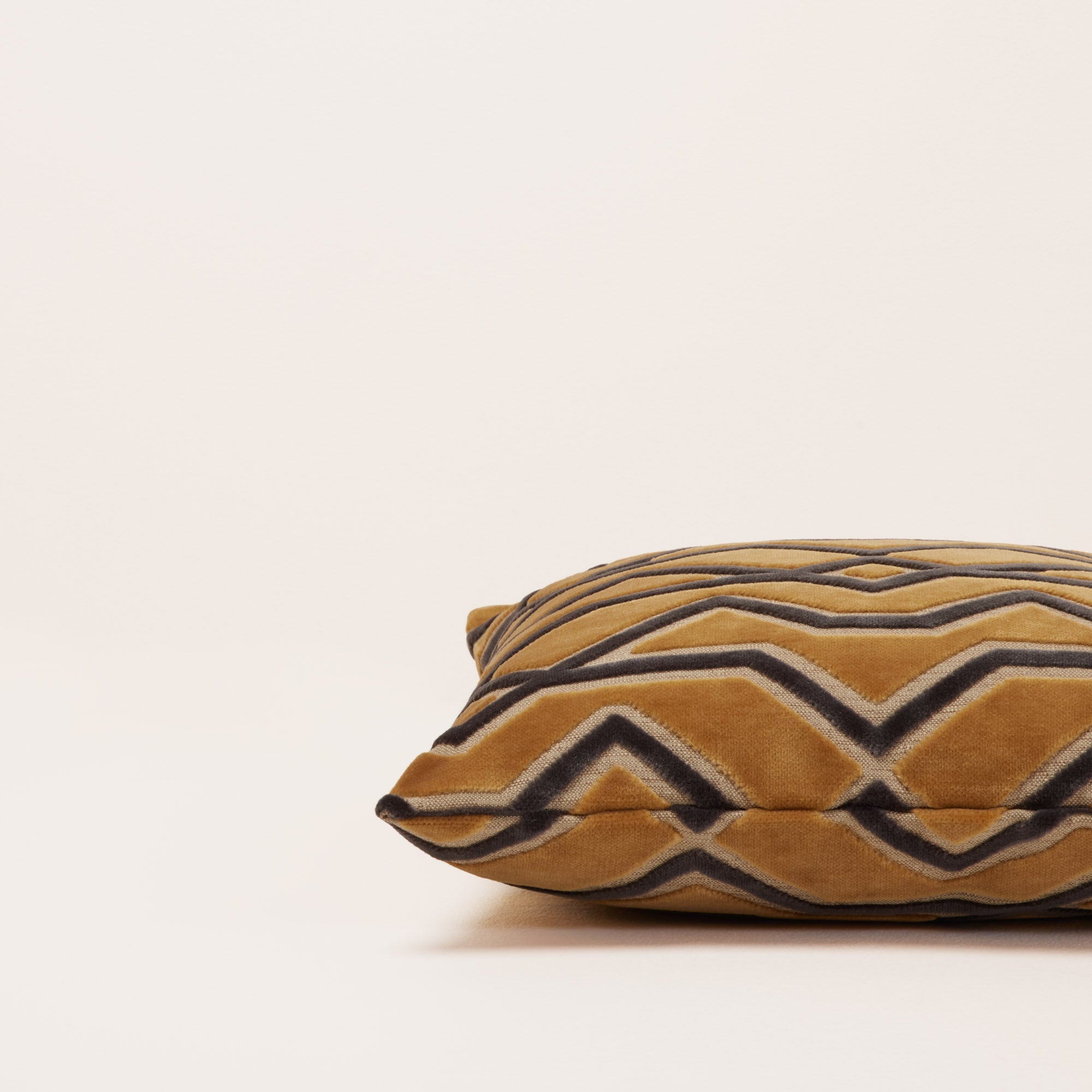 Housse de coussin KUMBO ocre et noir