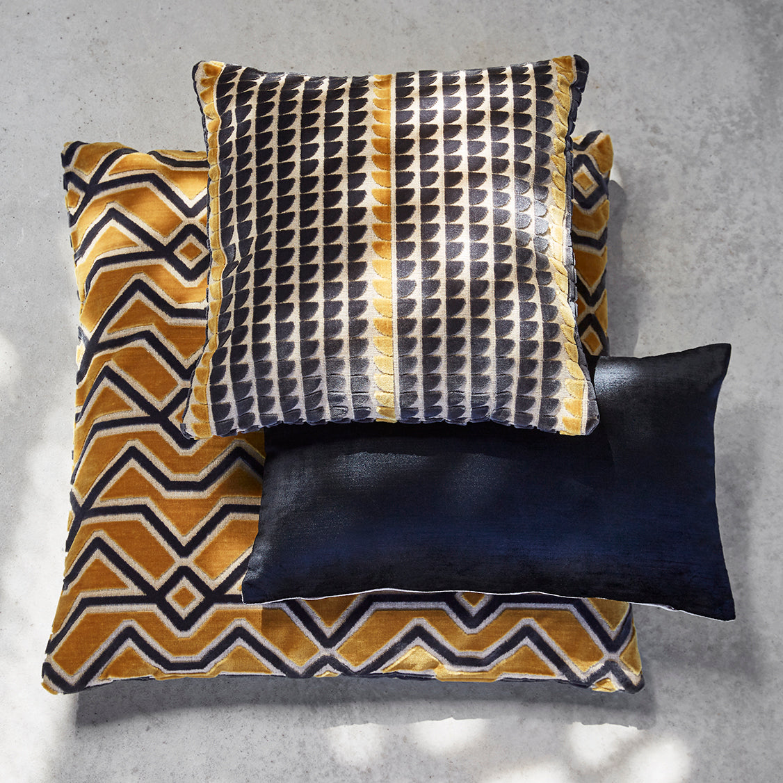 Housse de coussin KUMBO ocre et noir