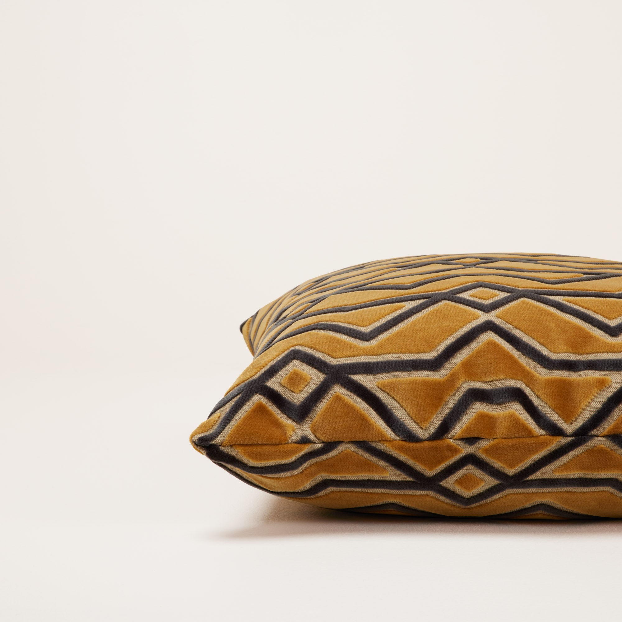 Housse de coussin KUMBO ocre et noir