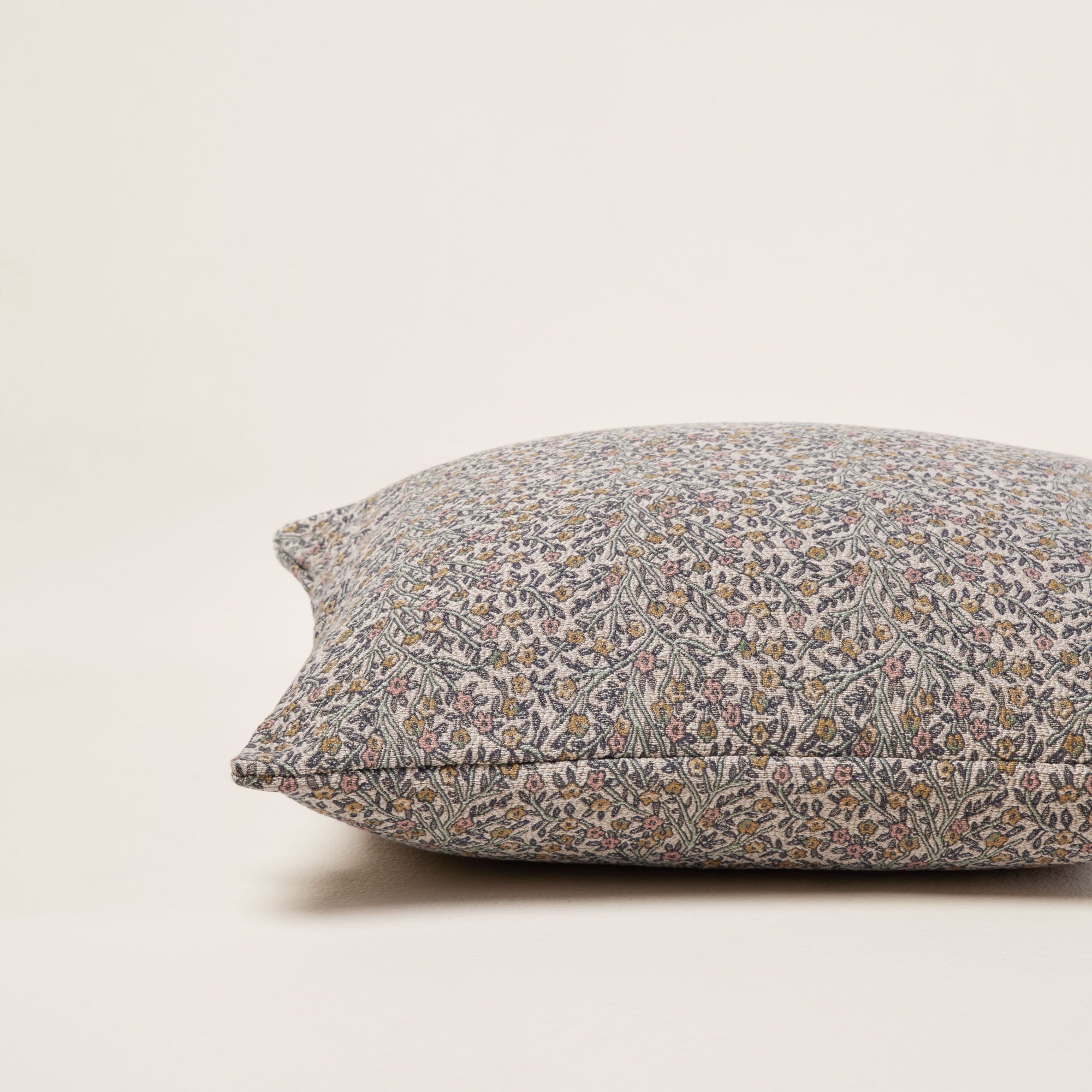 Housse de coussin MAHARA beige et pastels