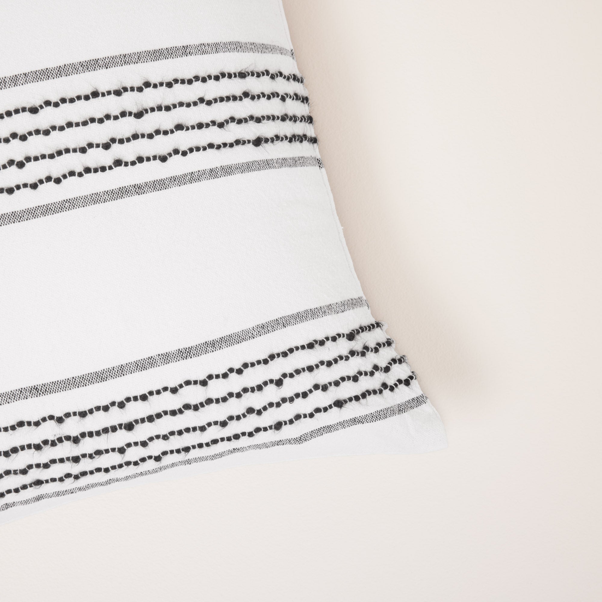Housse de coussin MALAY blanc et noir