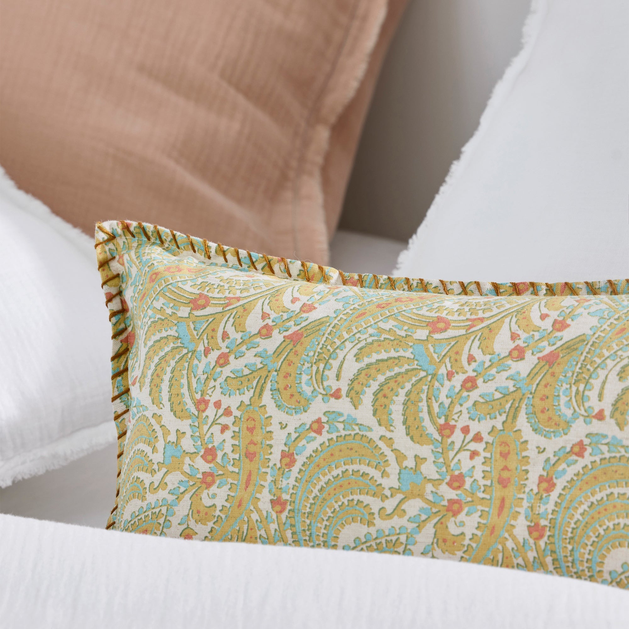 Housse de coussin PADMA jaune indien et écru