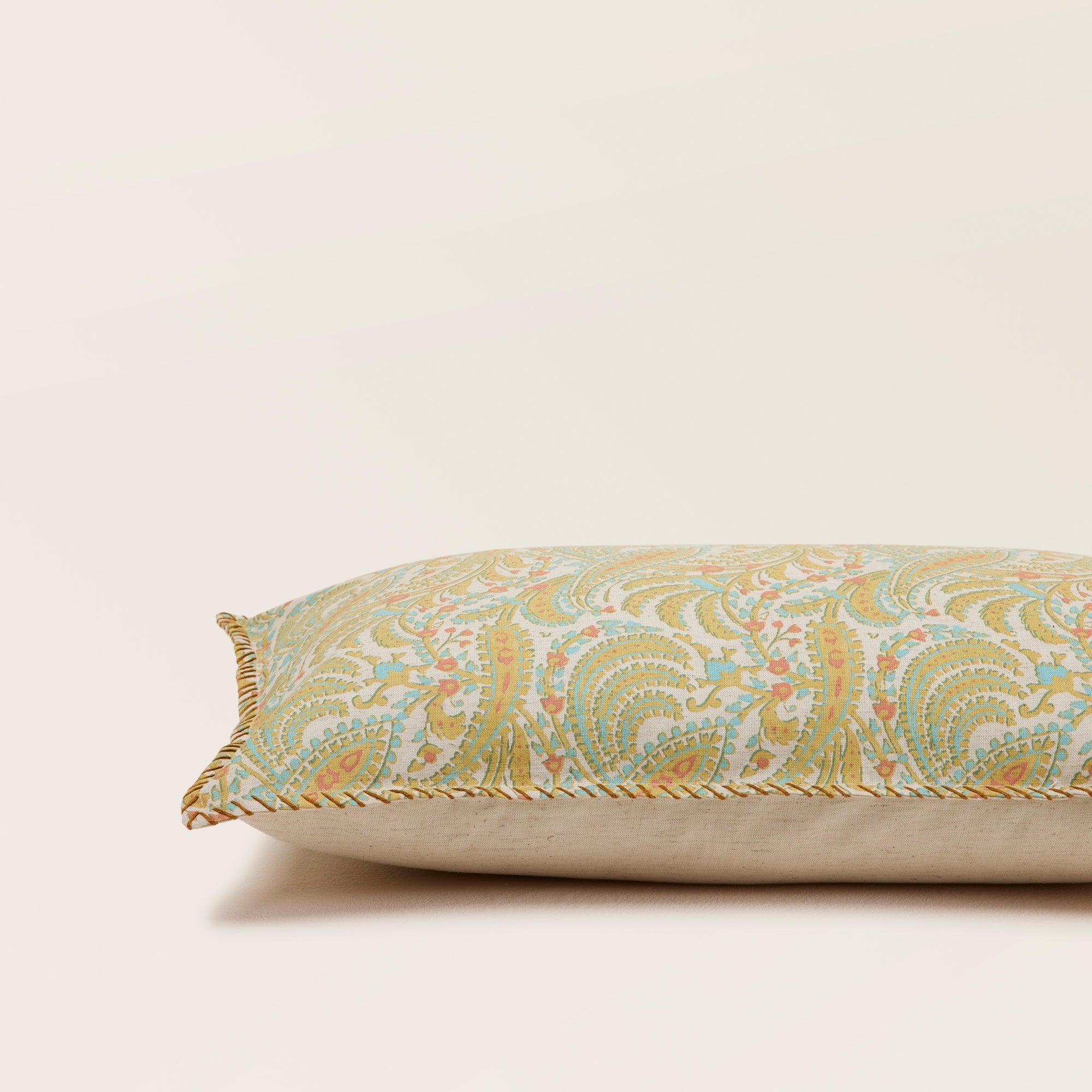 Housse de coussin PADMA jaune indien et écru