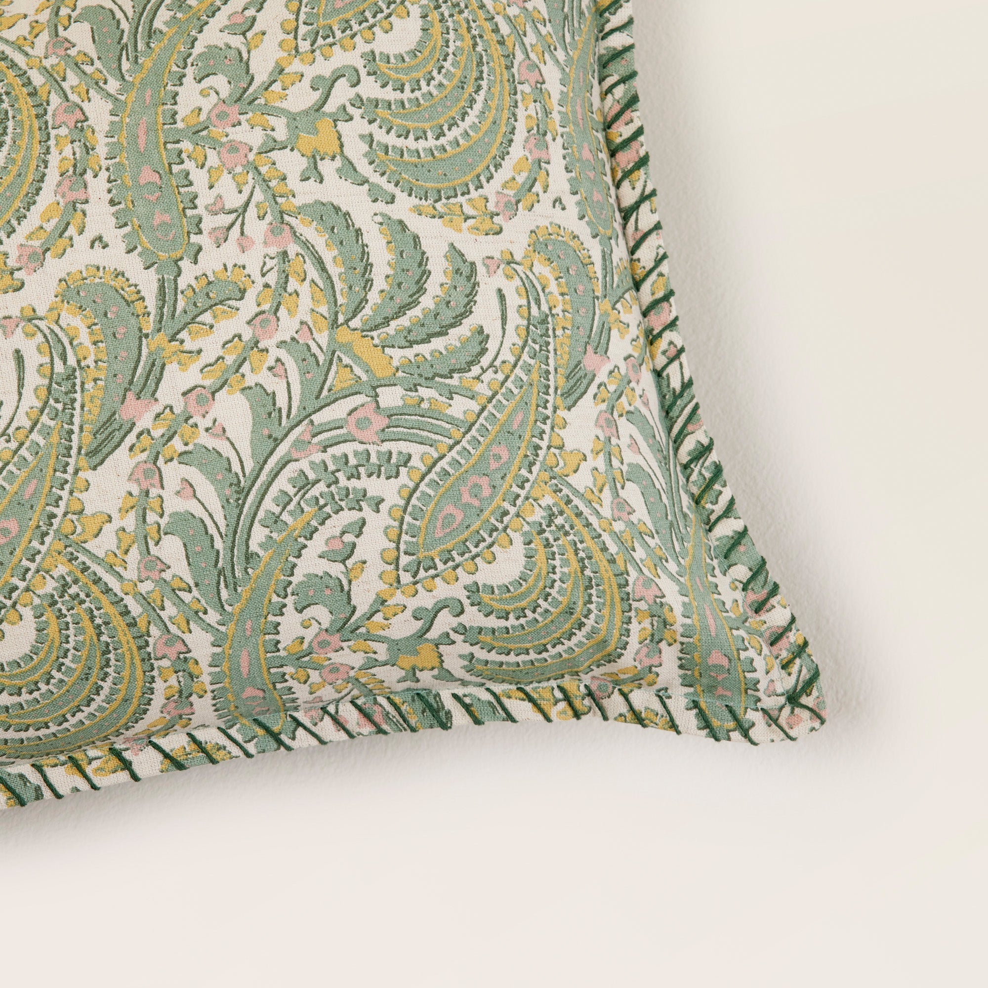 Housse de coussin PADMA vert de gris et écru