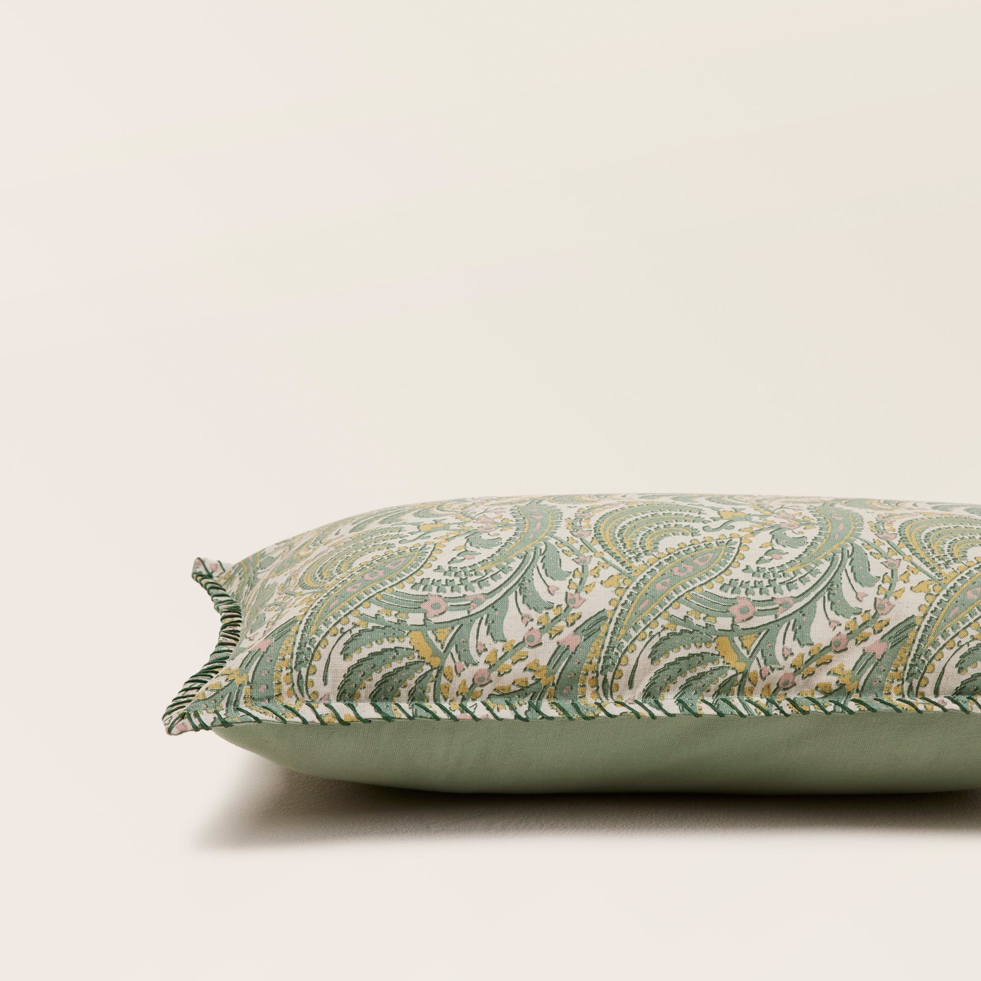 Housse de coussin PADMA vert de gris et écru