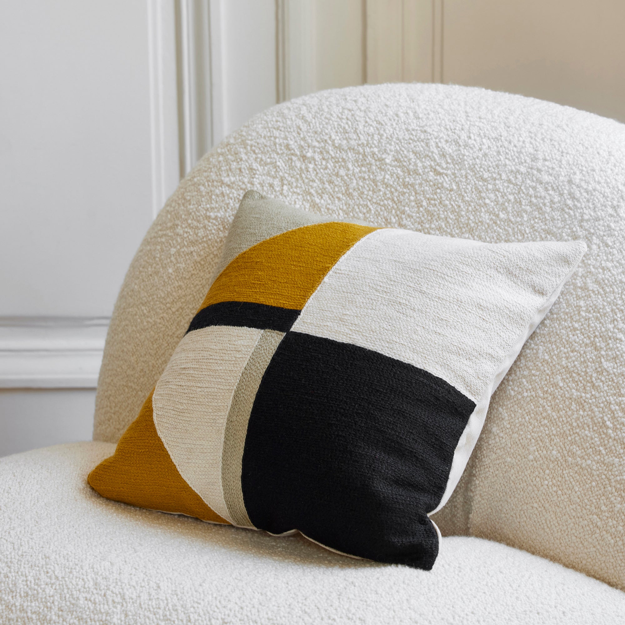 Housse de coussin TRIAGO ocre et noir