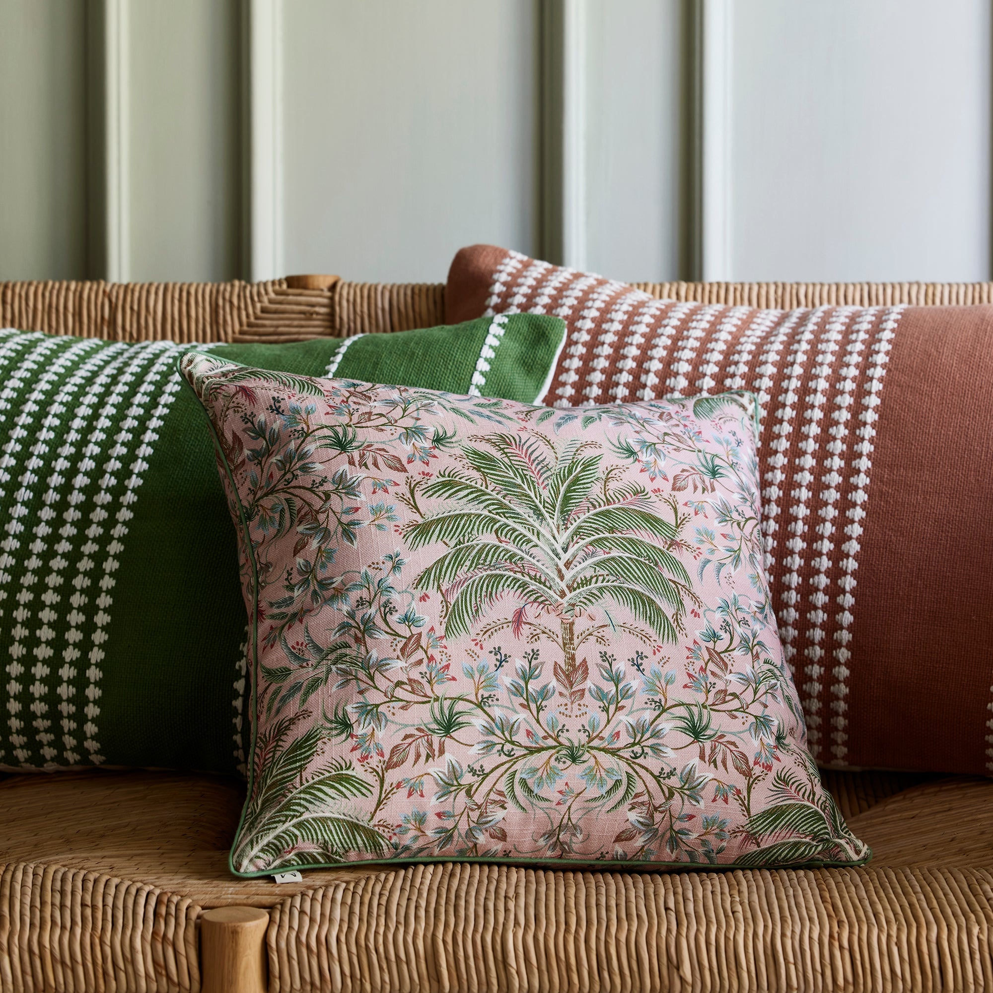 Housse de coussin UBARI rose pétale et vert