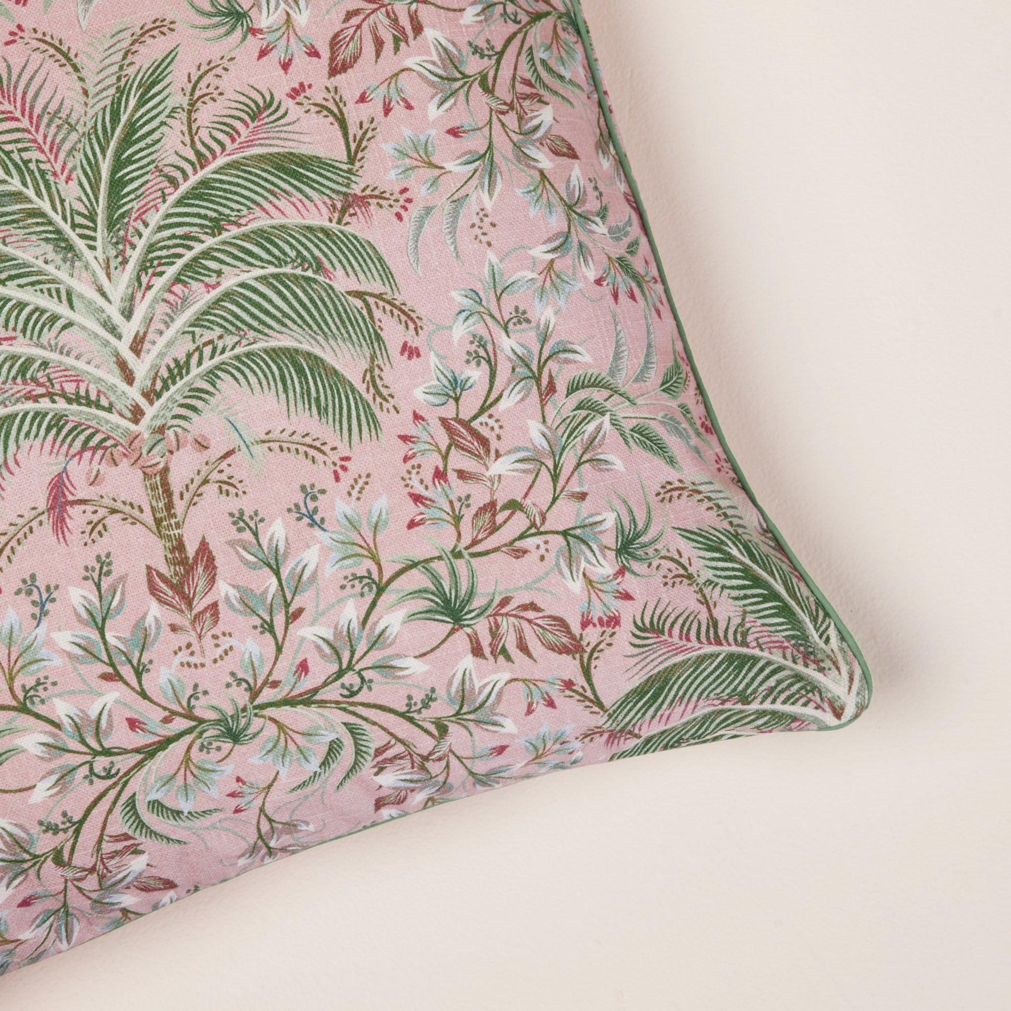 Housse de coussin UBARI rose pétale et vert