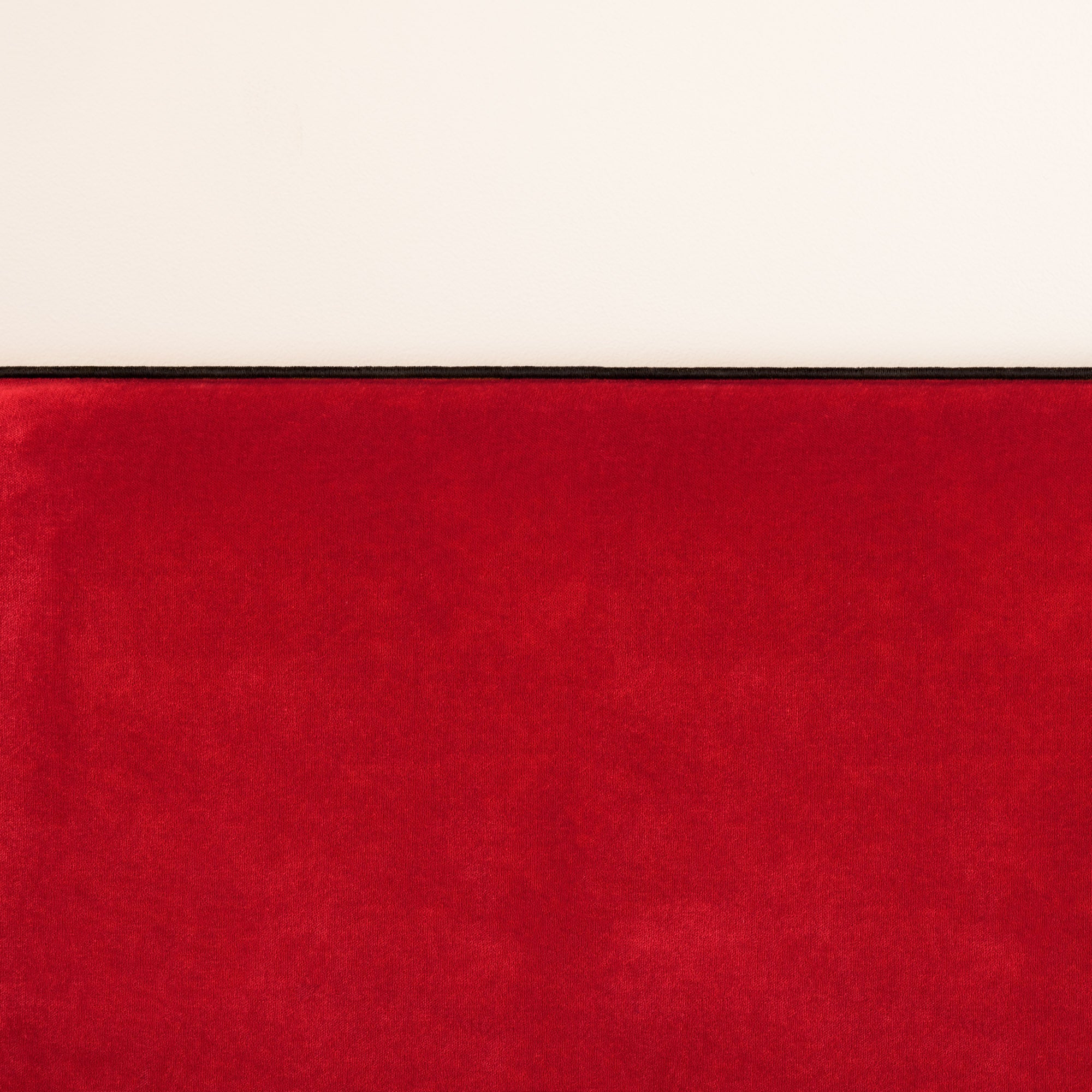 Housse de tête de lit DARIO rouge opéra et bourdon noir