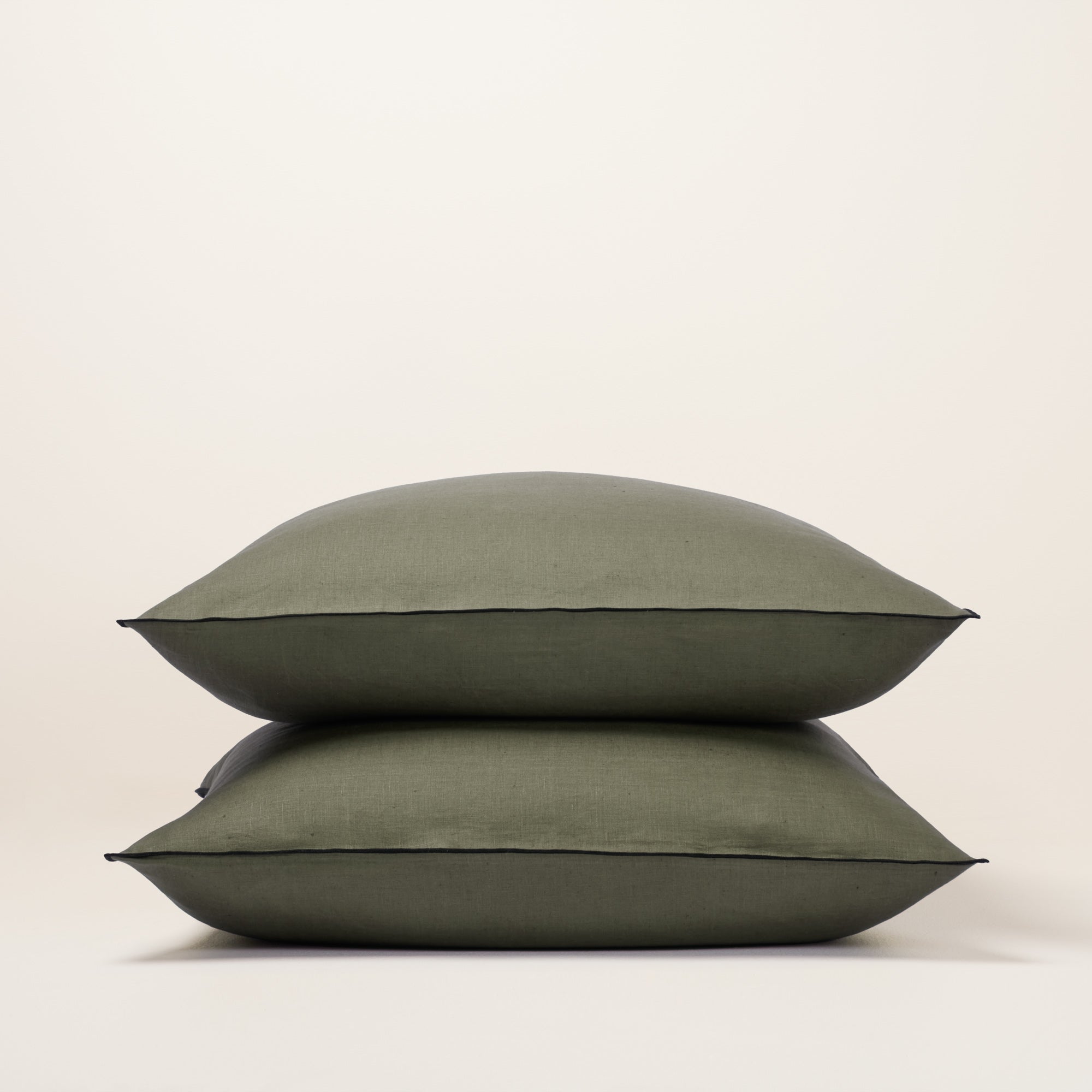 Lot de 2 taies d'oreiller CARLINA kaki grisé et bourdon noir