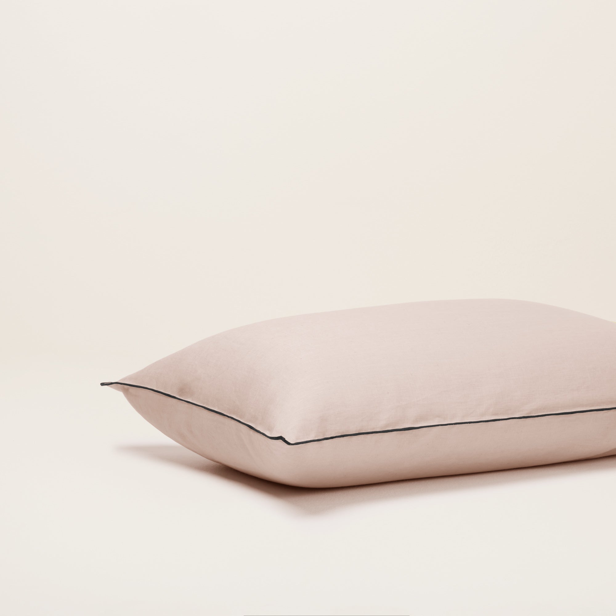 Lot de 2 taies d'oreiller CARLINA rose poudré et bourdon noir
