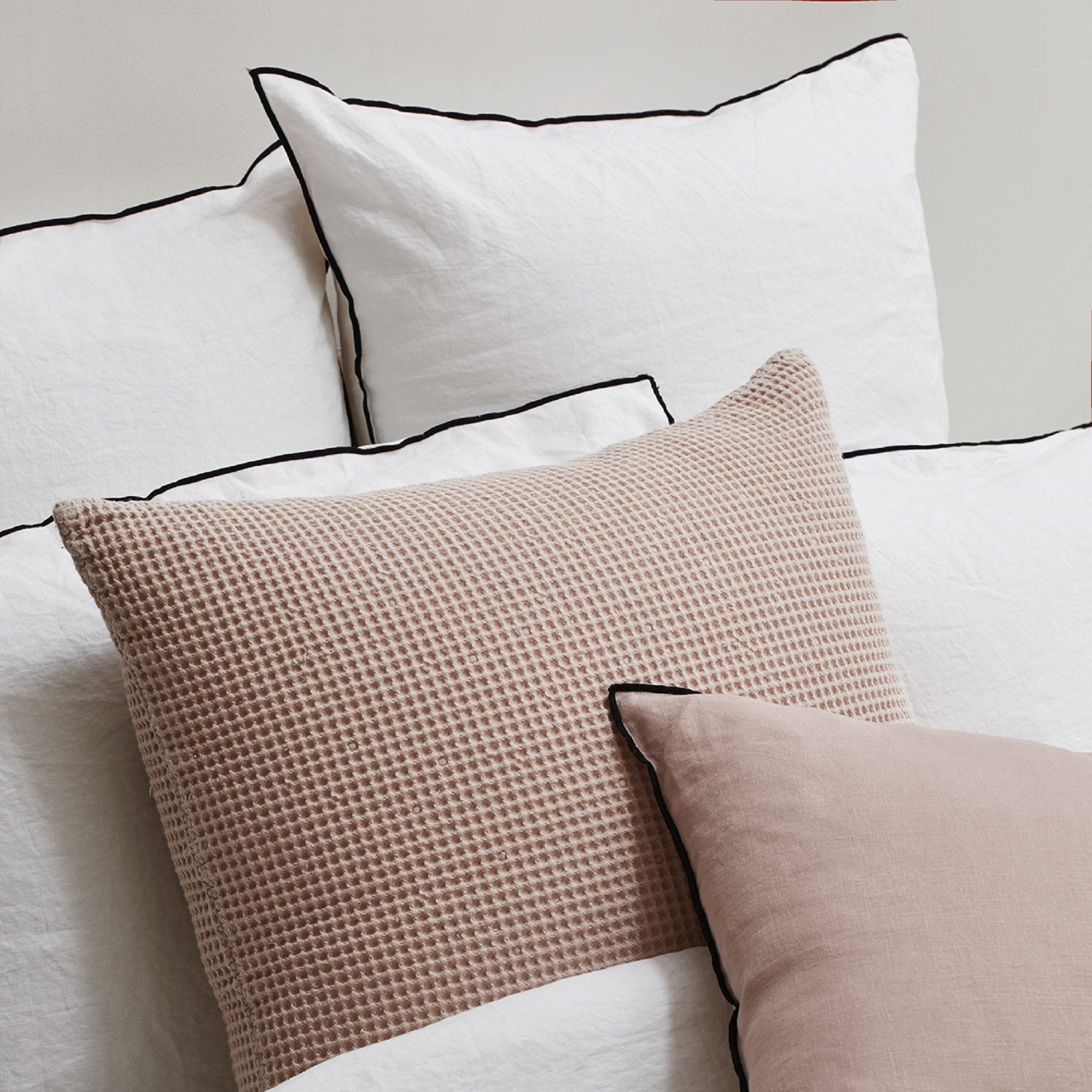 Lot de 2 taies d'oreiller CARLINA blanc pur et bourdon noir