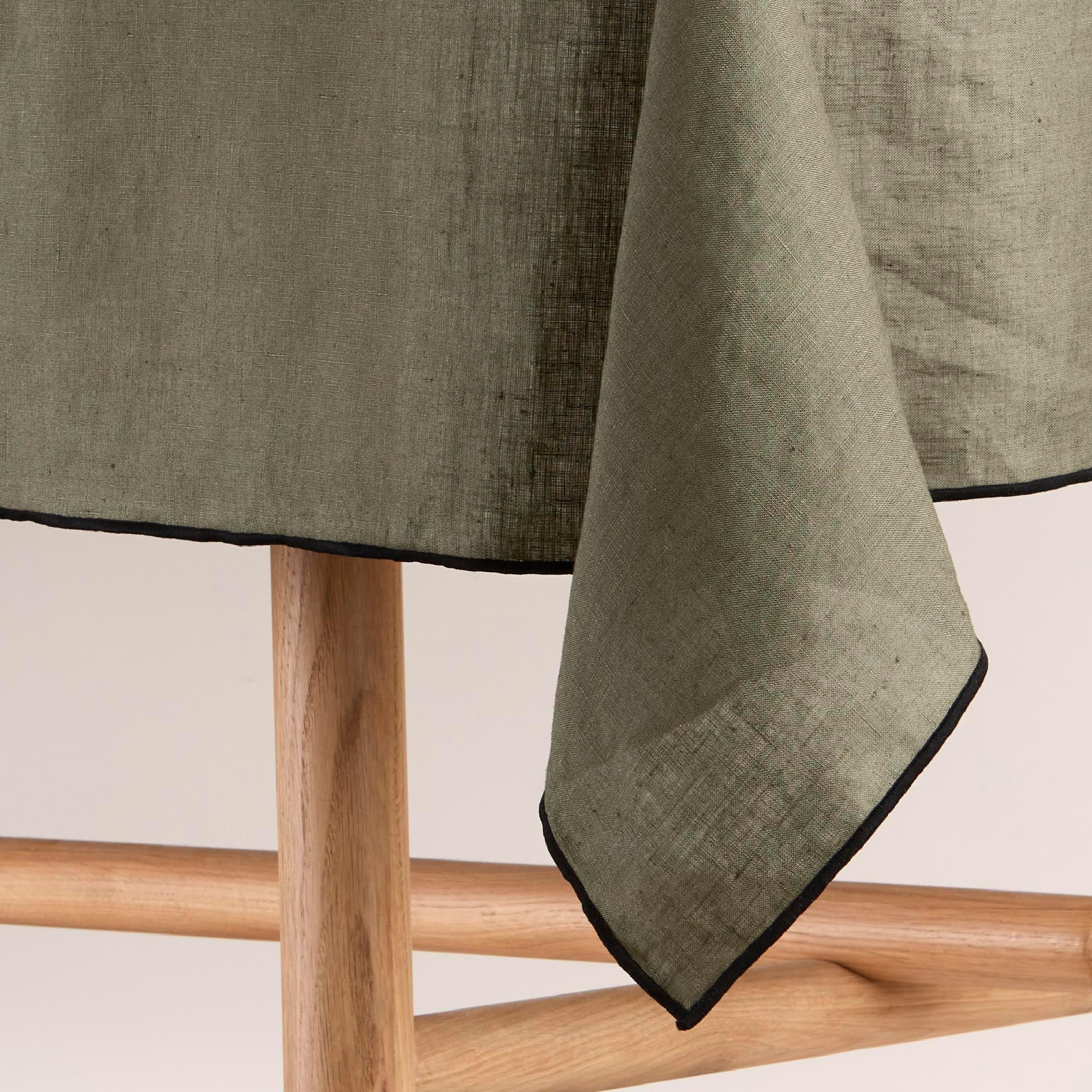 Nappe carrée CARLINA kaki grisé et bourdon noir