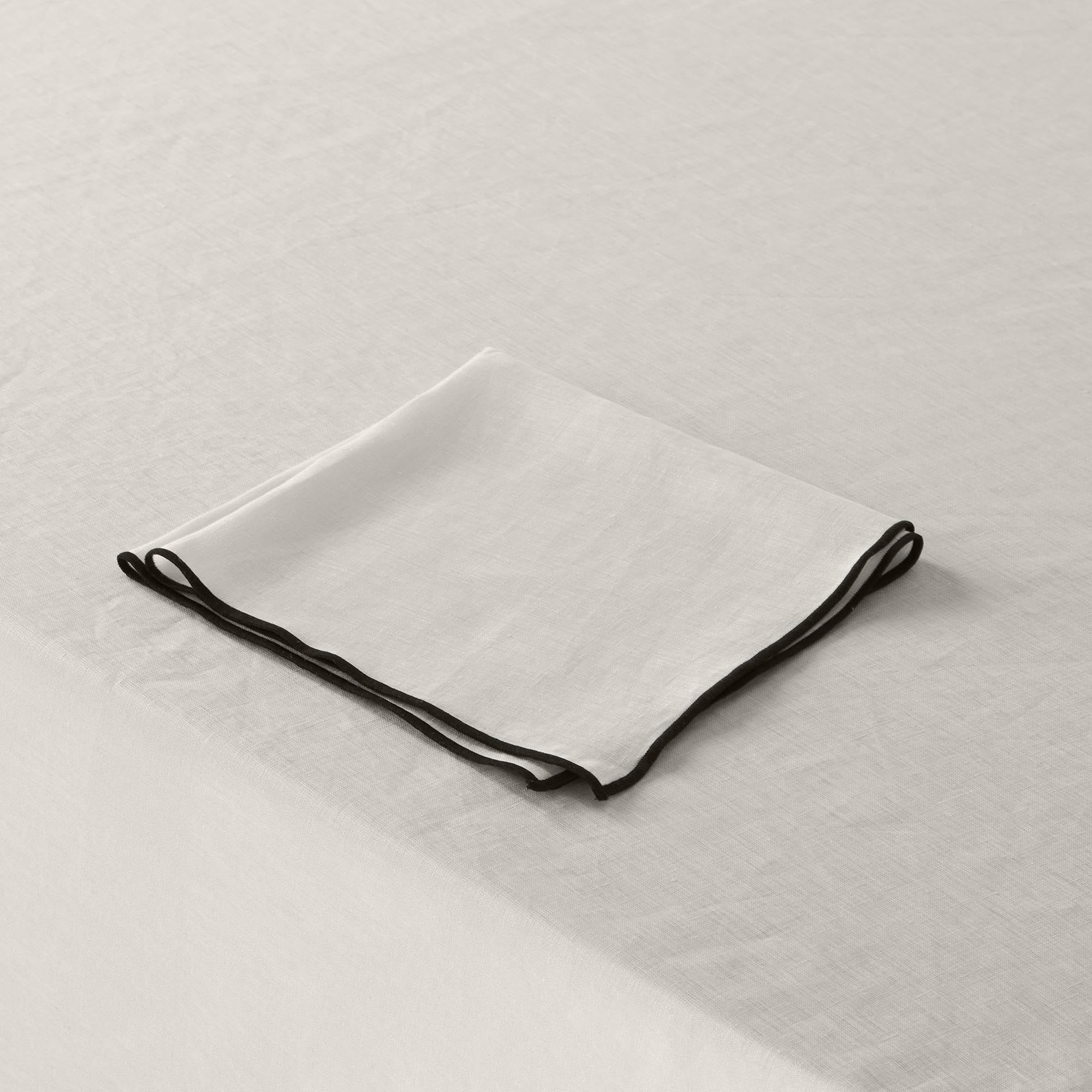 Nappe carrée CARLINA calcaire et bourdon noir