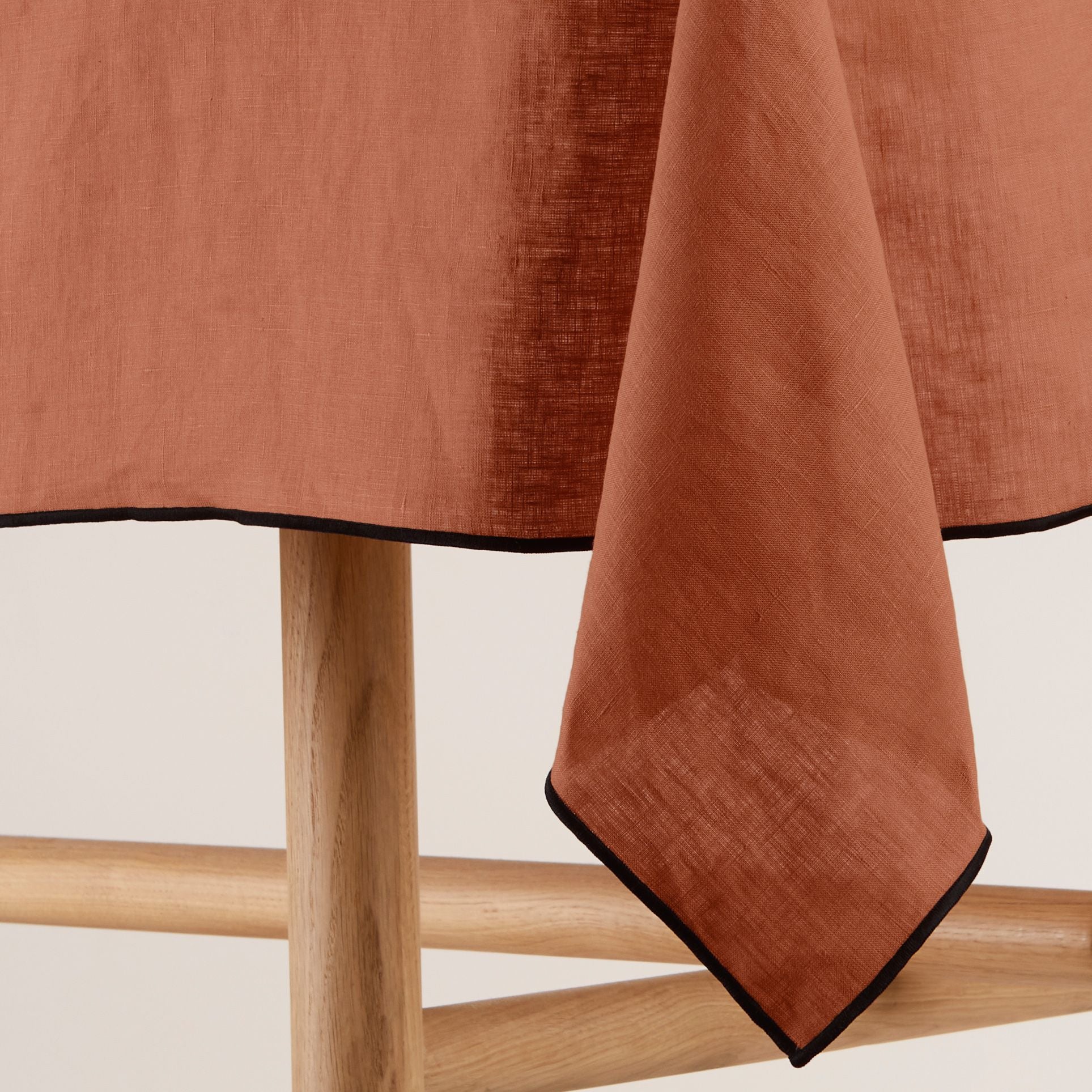 Nappe rectangulaire CARLINA terracotta et bourdon noir