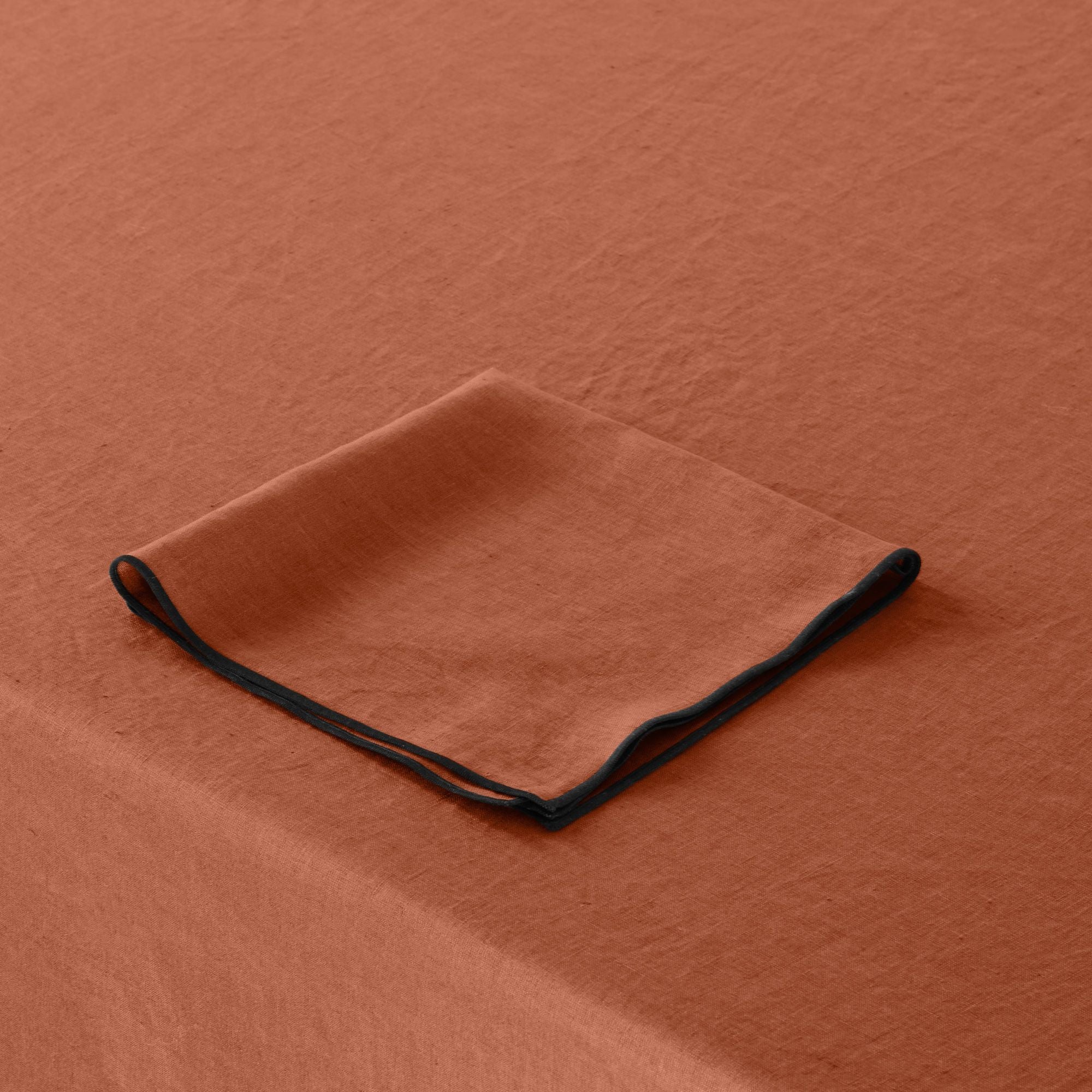 Nappe rectangulaire CARLINA terracotta et bourdon noir