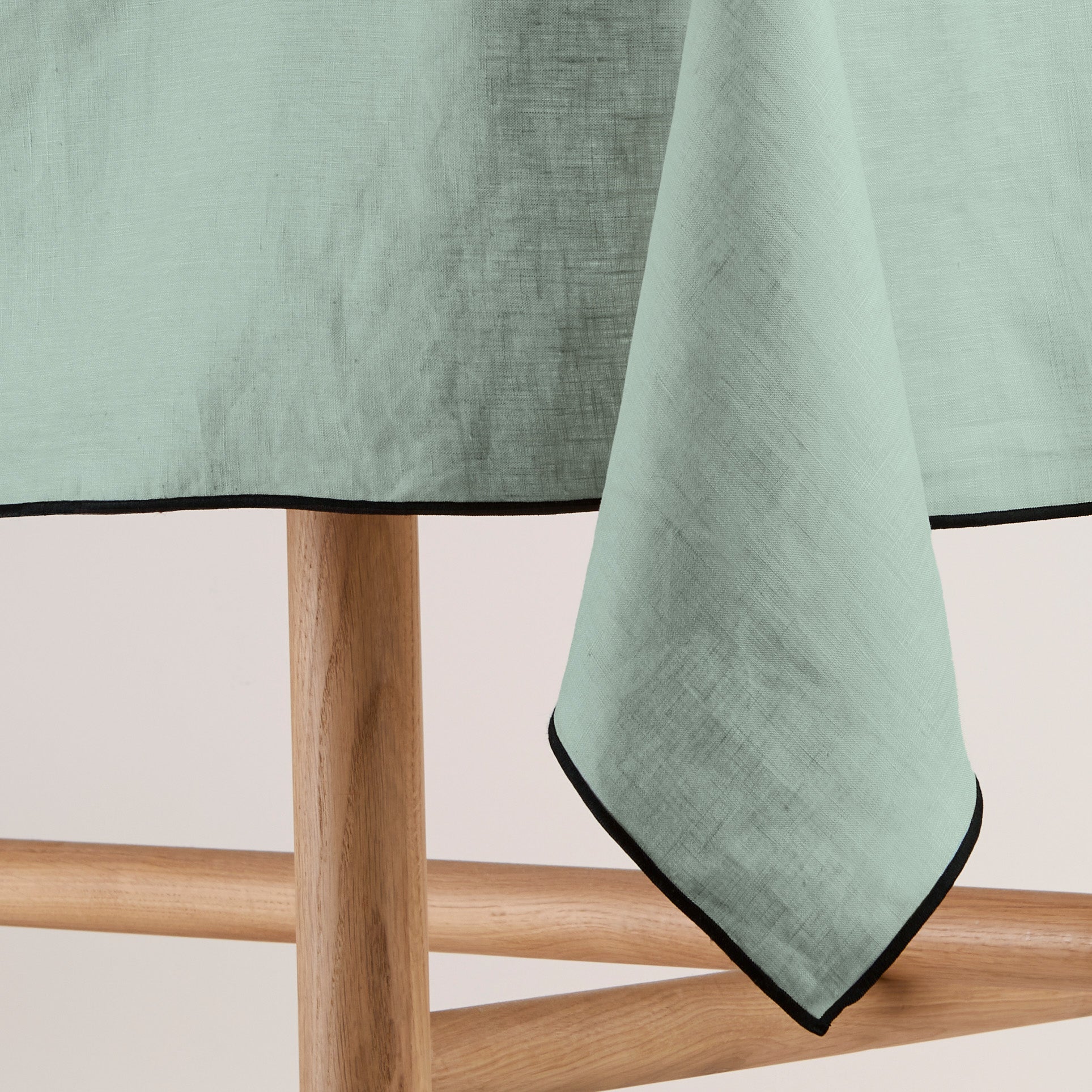 Nappe rectangulaire CARLINA tilleul et bourdon noir