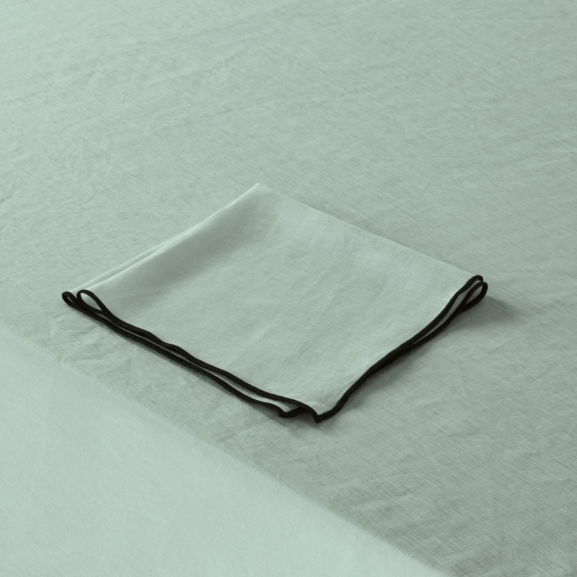 Nappe rectangulaire CARLINA tilleul et bourdon noir