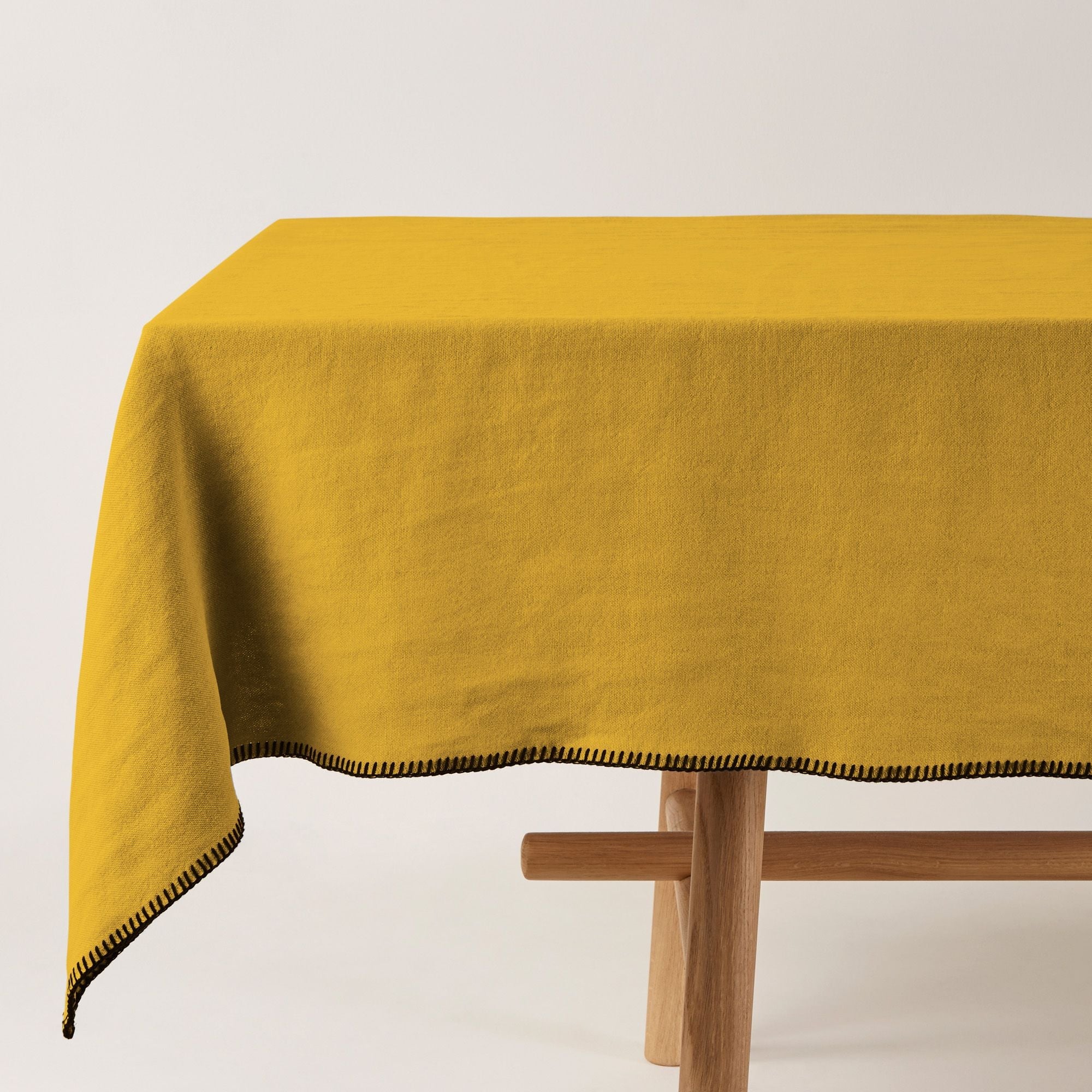 Nappe rectangulaire NINO ocre et feston noir