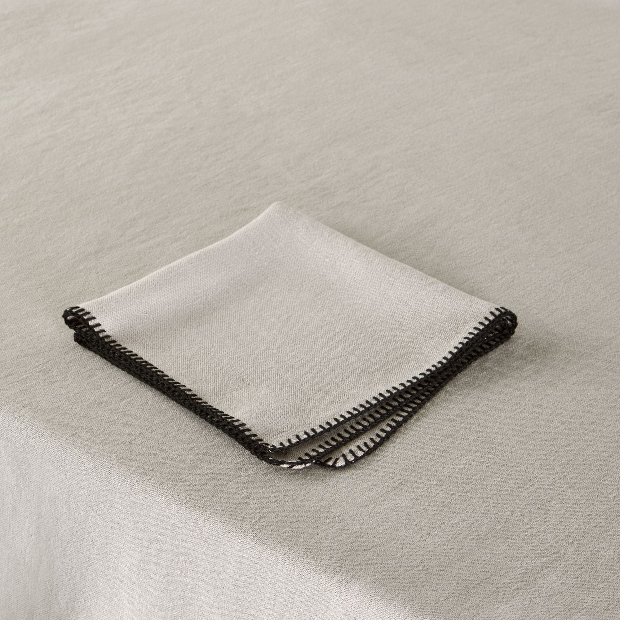 Nappe rectangulaire NINO ficelle et feston noir