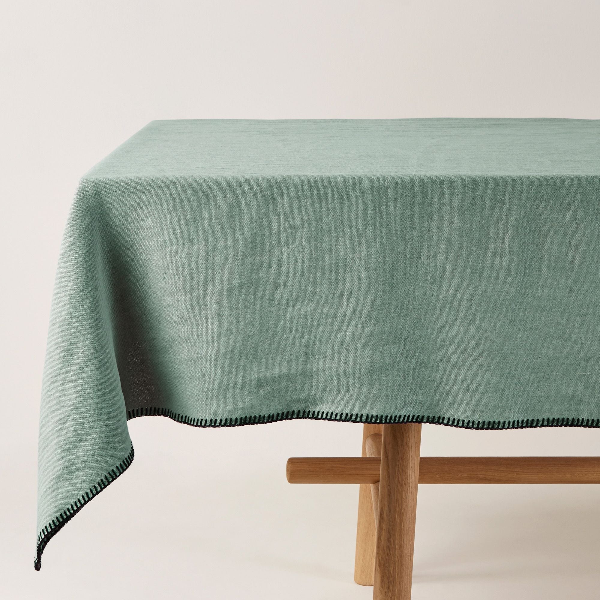 Nappe rectangulaire NINO vert de gris et feston noir