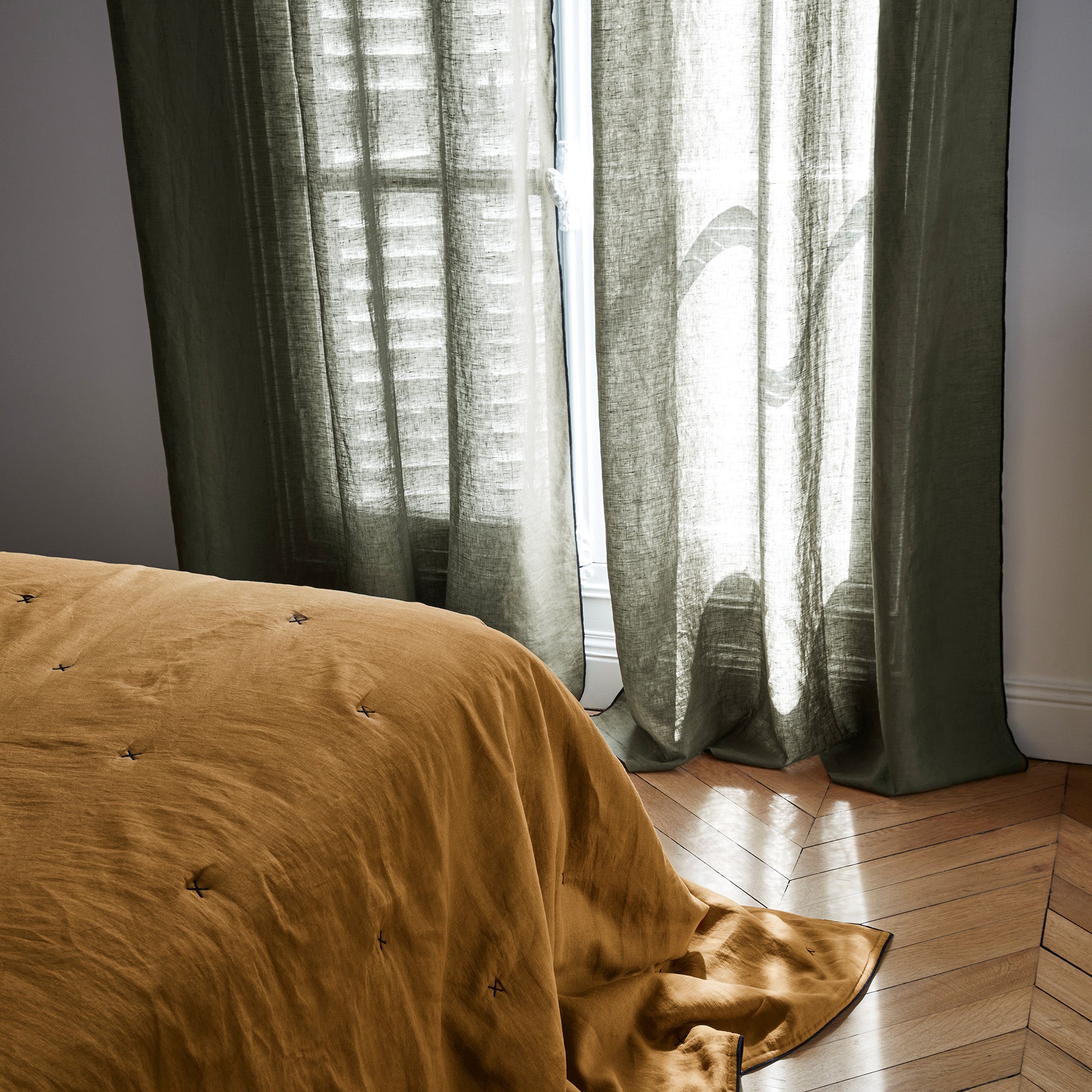 Rideau panneau CARLINA kaki grisé et bourdon noir