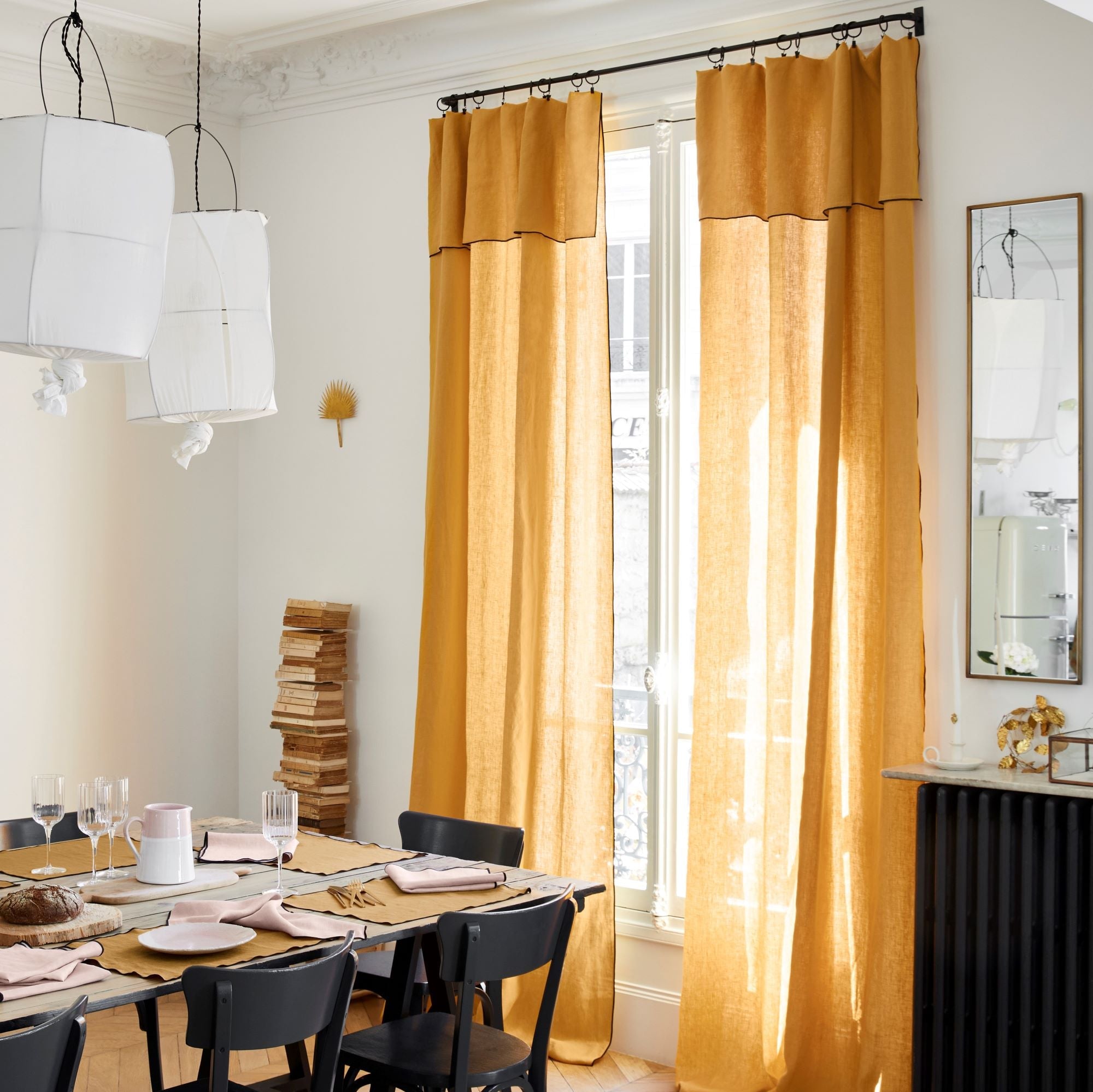 Panneau CARLINA ocre et bourdon noir