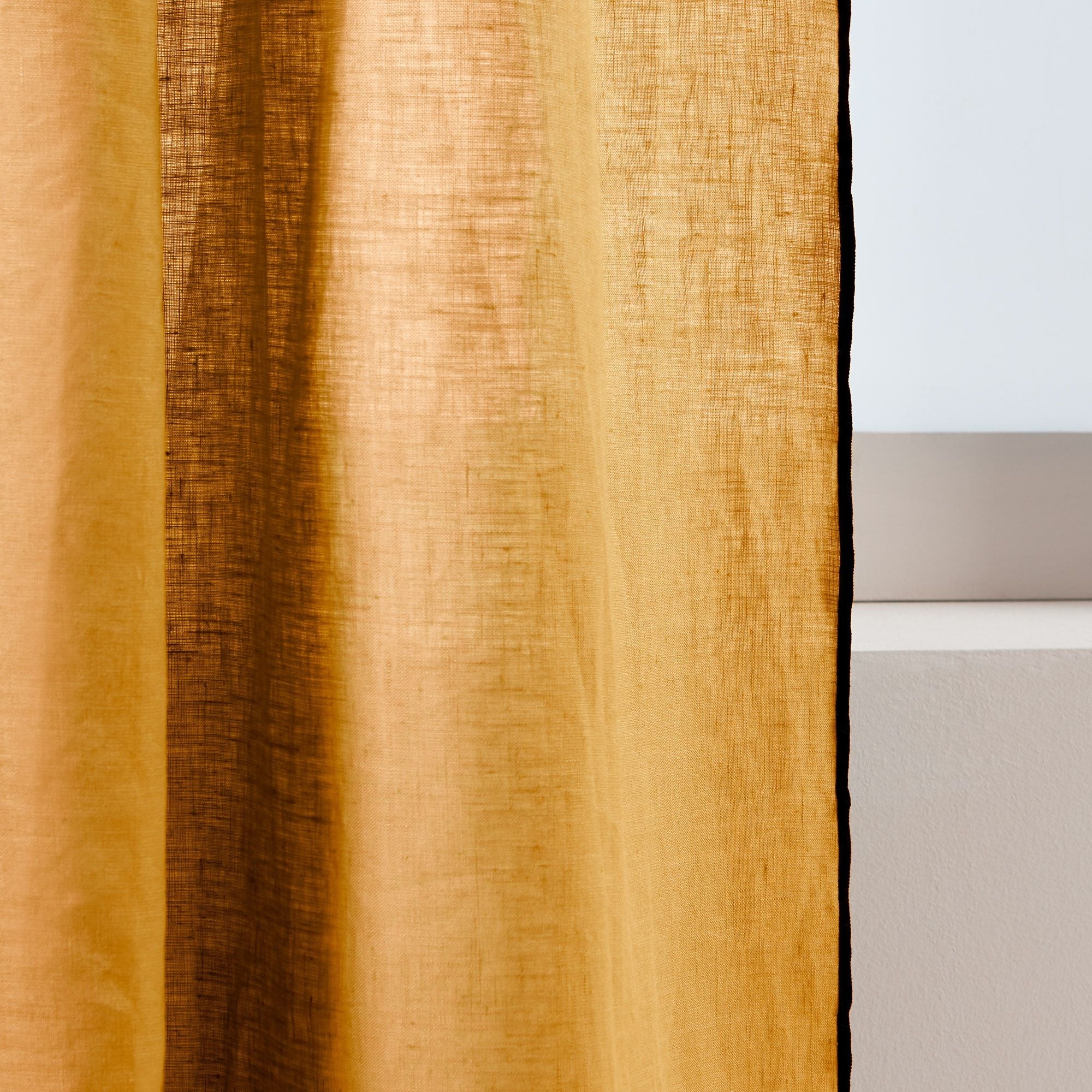 Panneau CARLINA ocre et bourdon noir