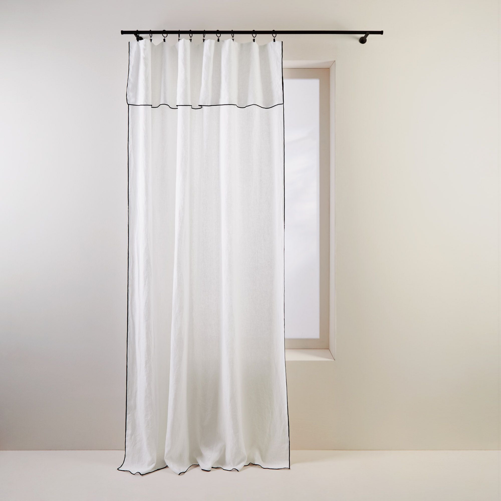 Panneau CARLINA blanc pur et bourdon noir