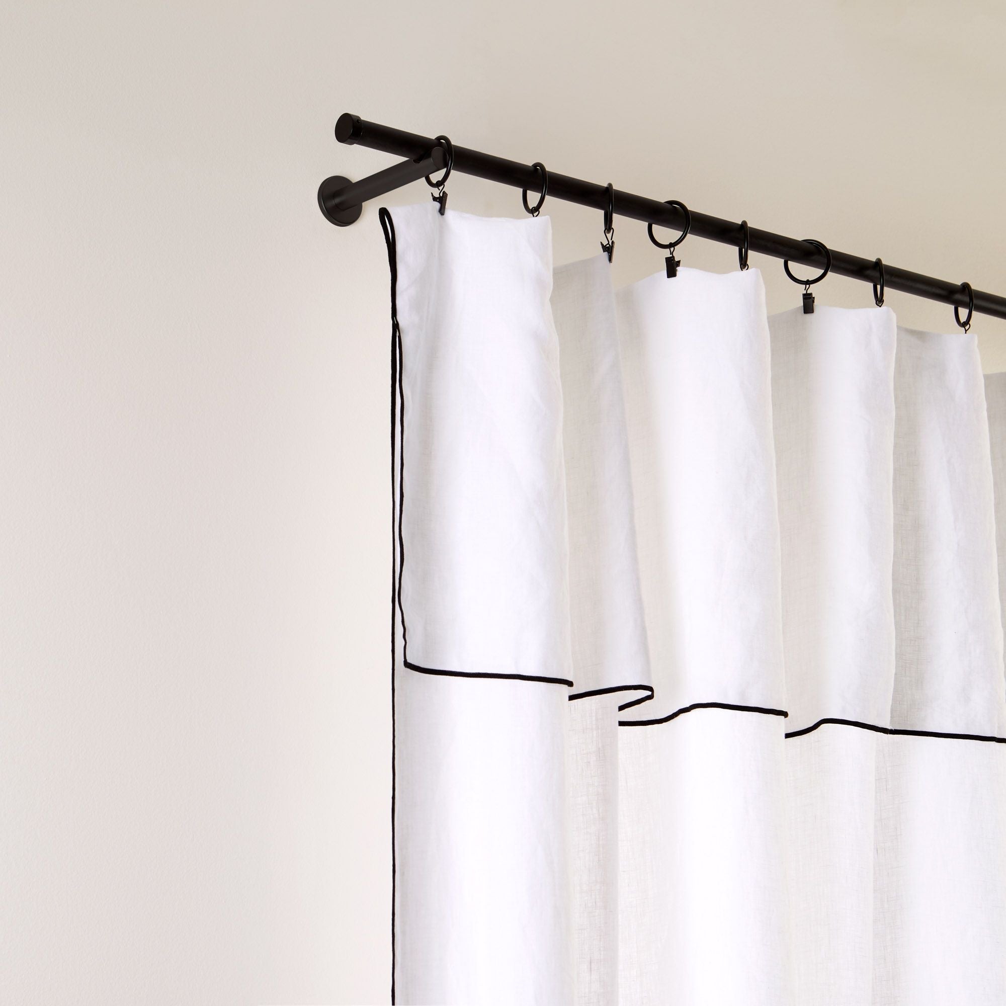 Panneau CARLINA blanc pur et bourdon noir